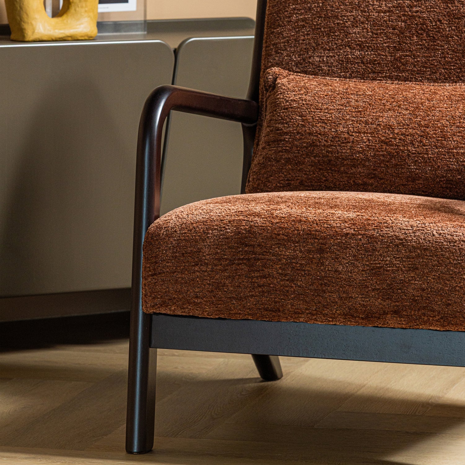 Sessel MARK braunes Chenille mit schwarzem Gestell