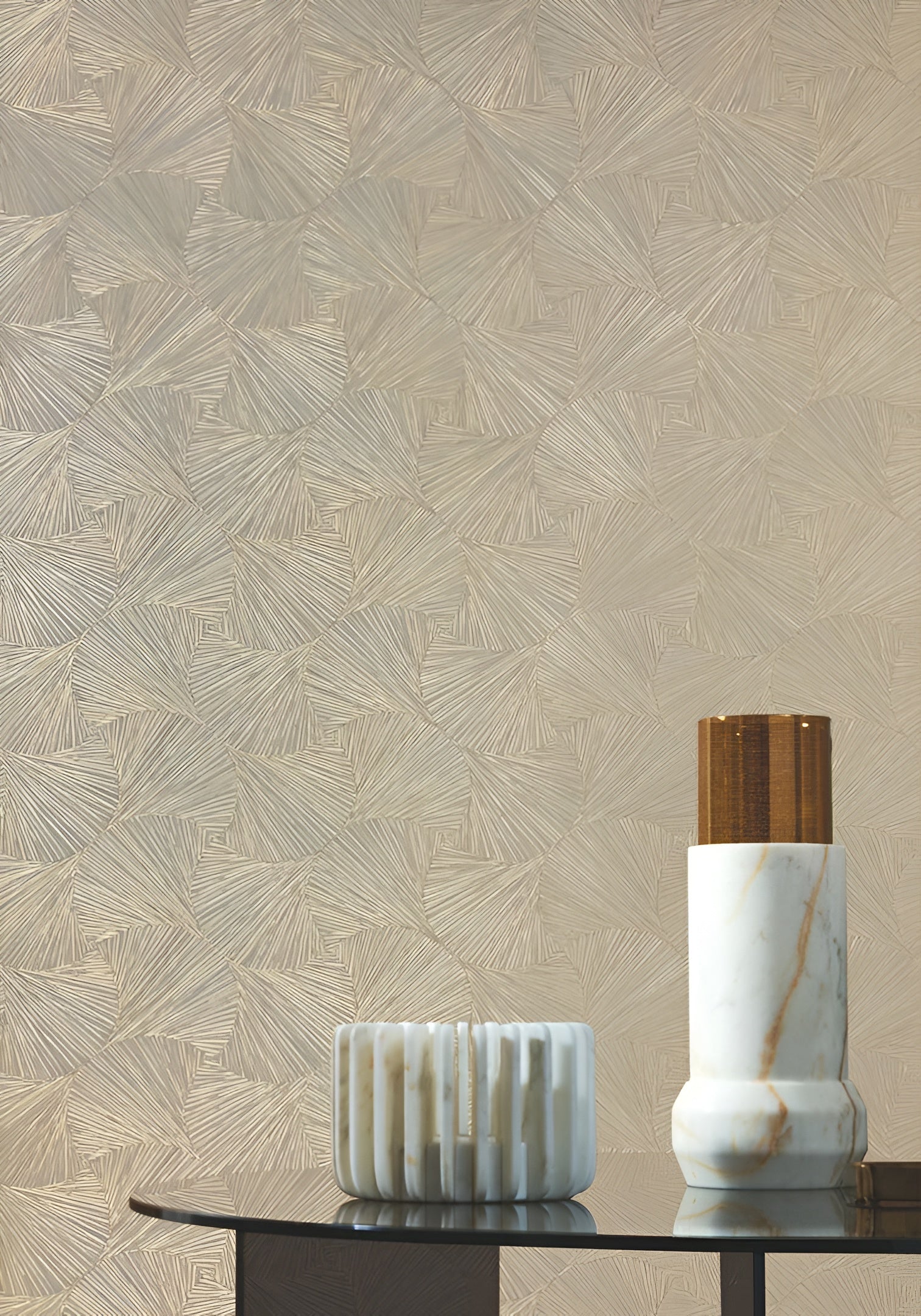 Metallic structuurbehang met plantmotief van bladeren SONGKET - TRAVERTIN zandbeige
