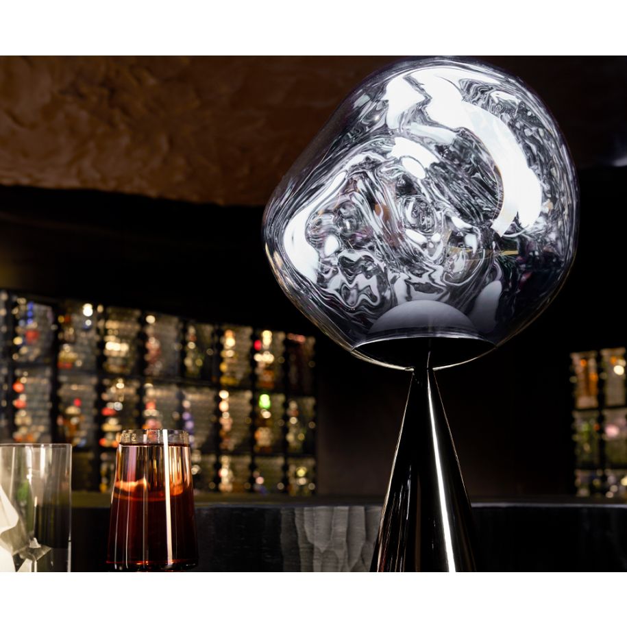 Silbertischlampe mit einer schwarzen Basis schmelzen