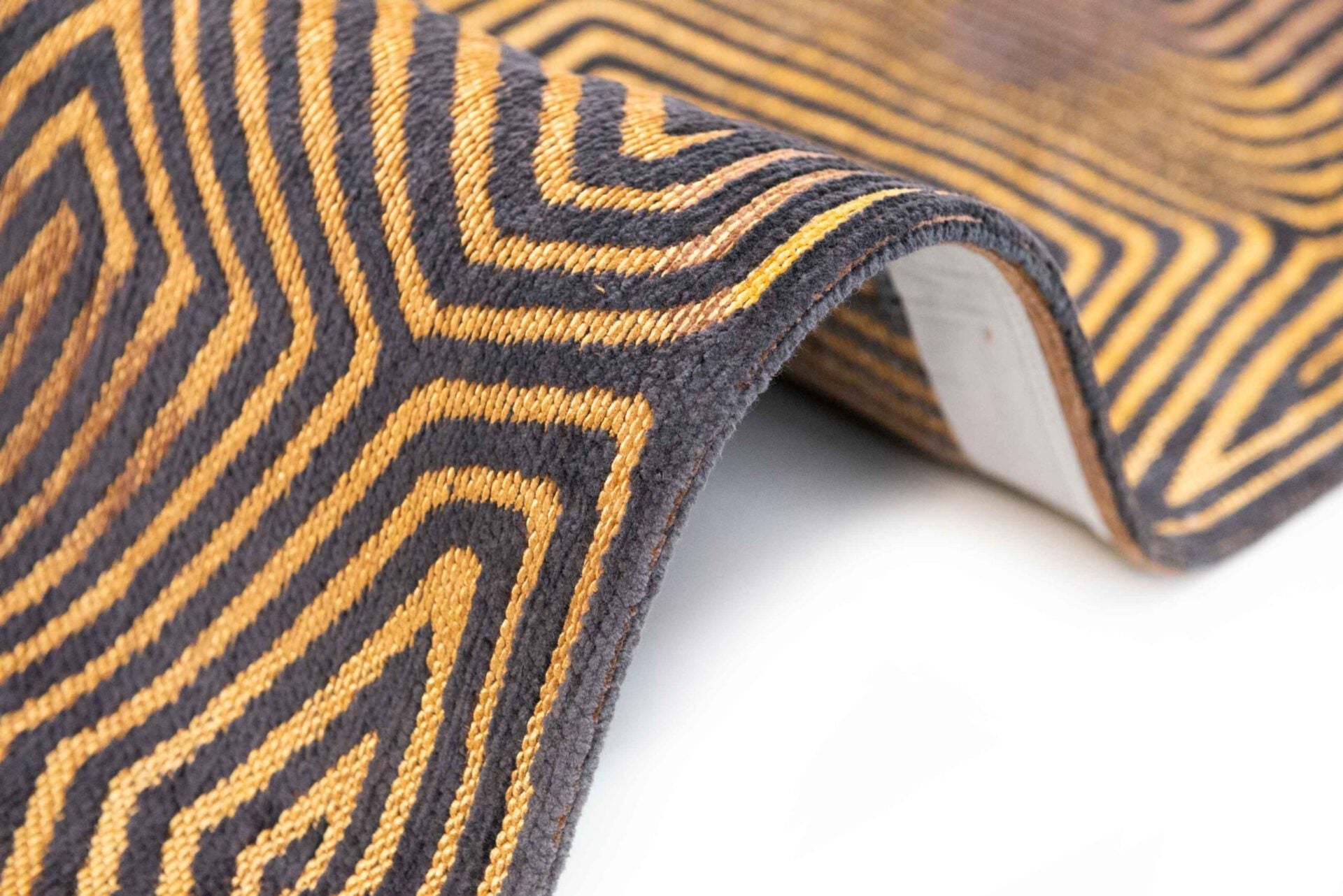 Korallen schwarzes Goldteppich schwarz und Gold