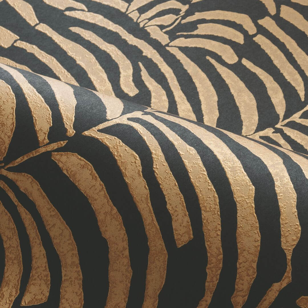 Metalen behang met een plantenmotief van varenbladeren NOBILE - NOIR/DORÉ zwart met goud