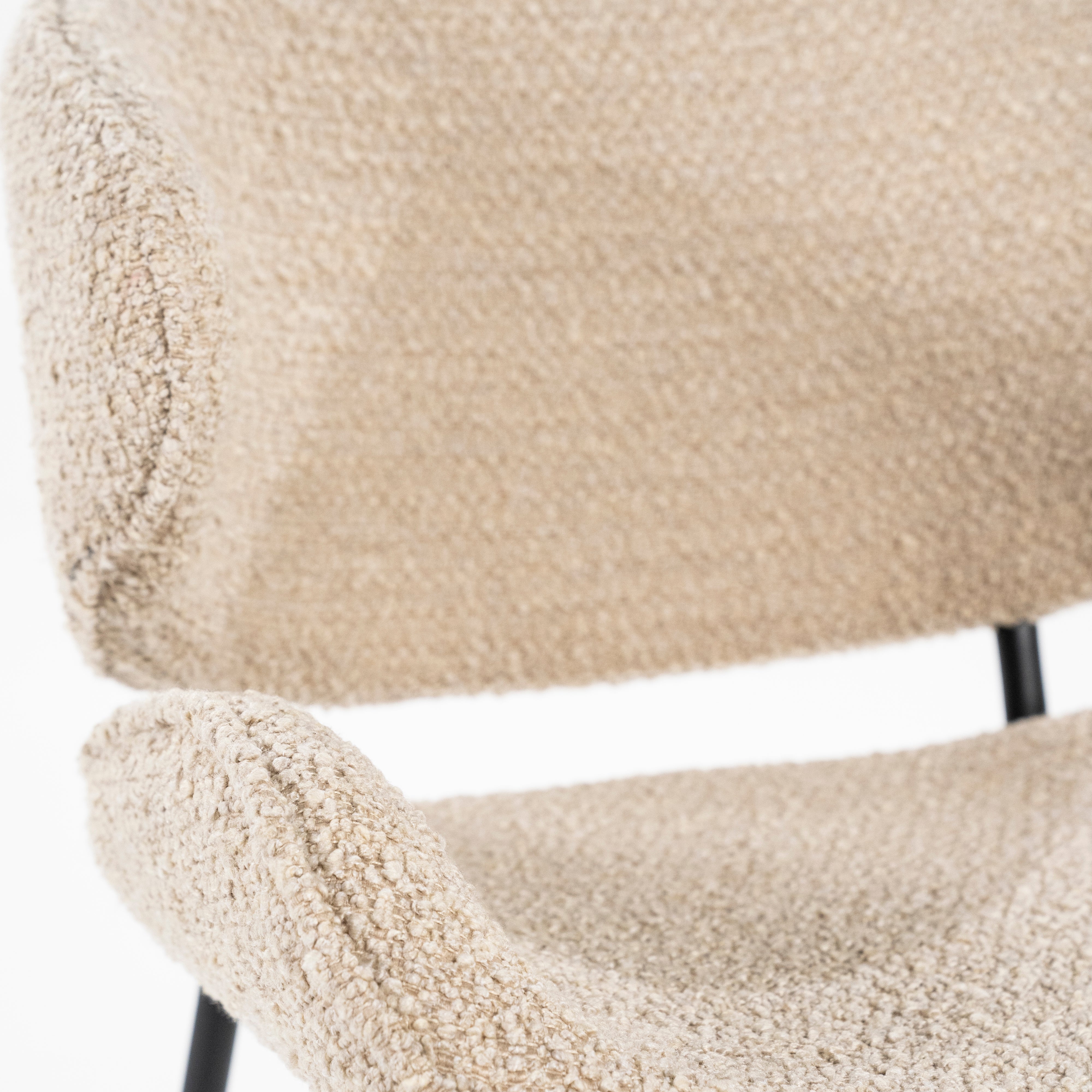 Stoel TESS zandkleurig met zwarte basis