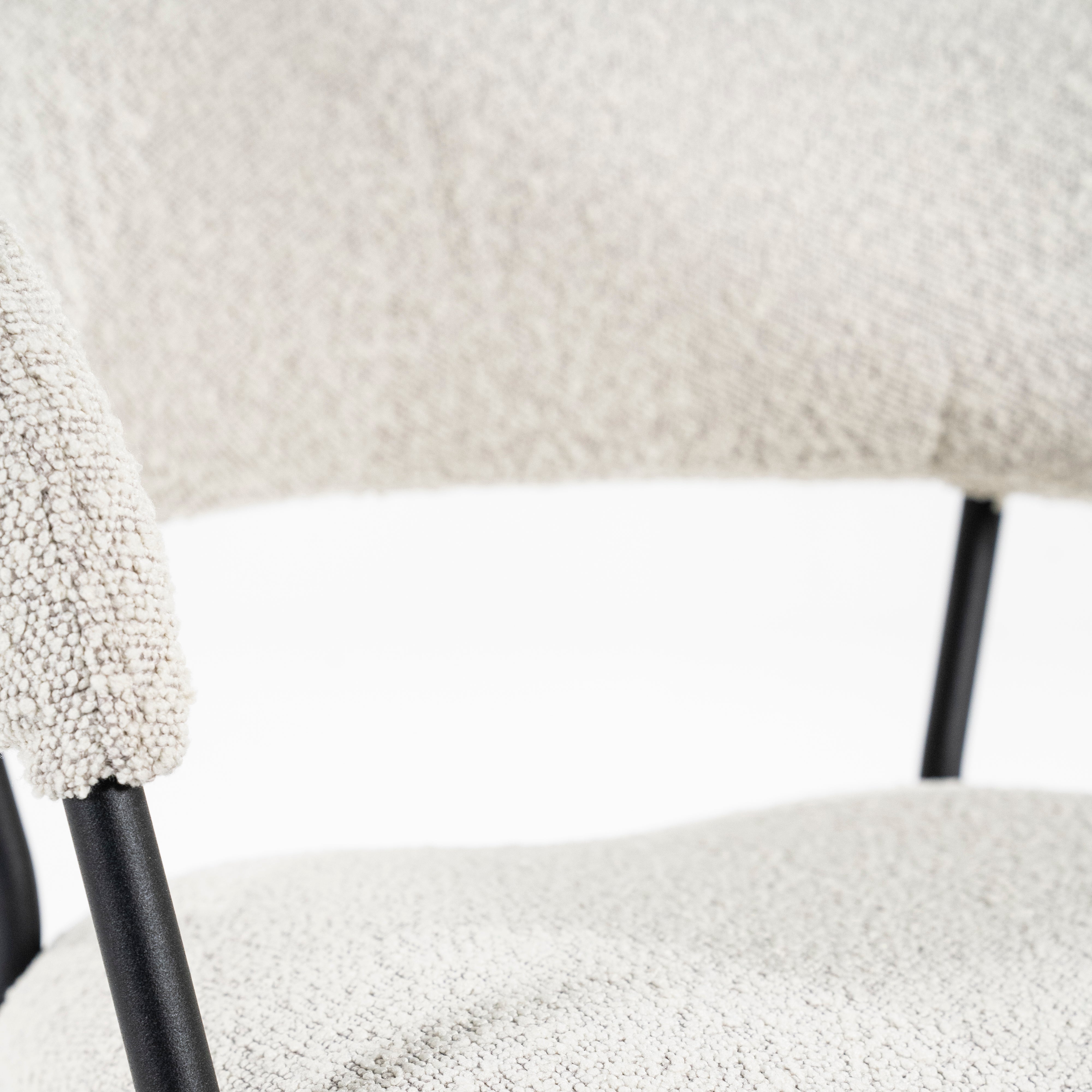 Stuhl LUKA cremefarben mit schwarzem Gestell