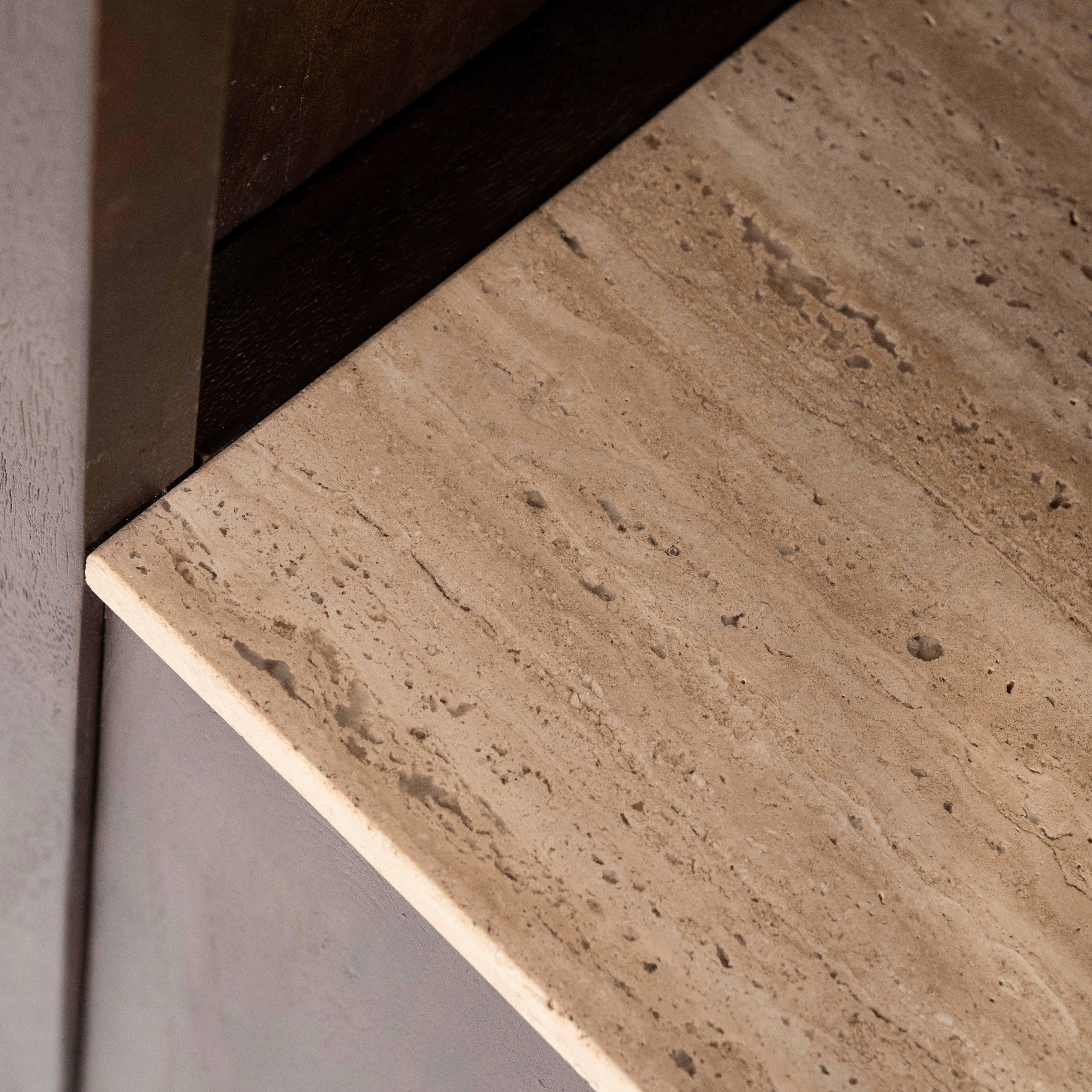 Boekenkast LIO bruin mango-hout met travertijn