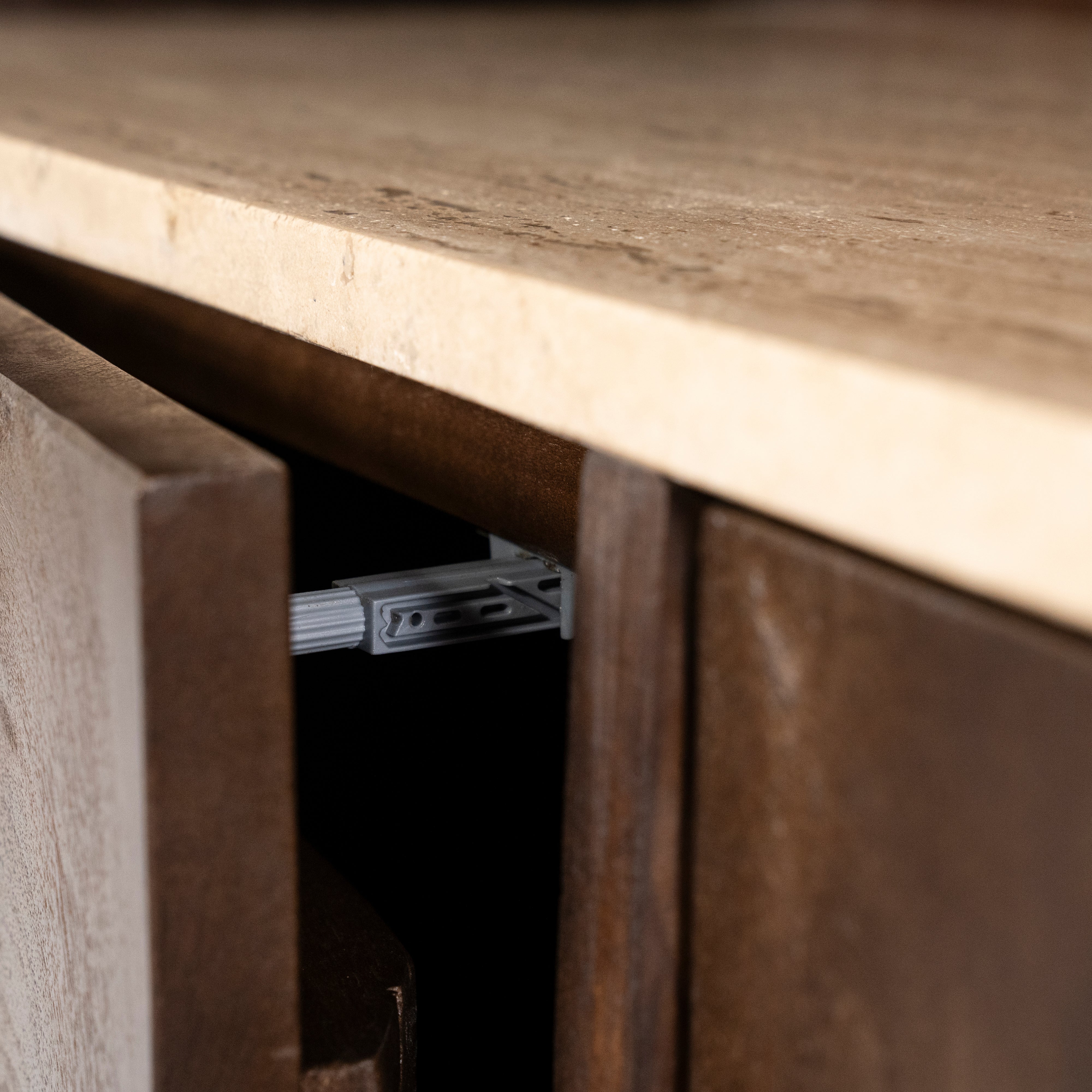 Boekenkast LIO bruin mango-hout met travertijn