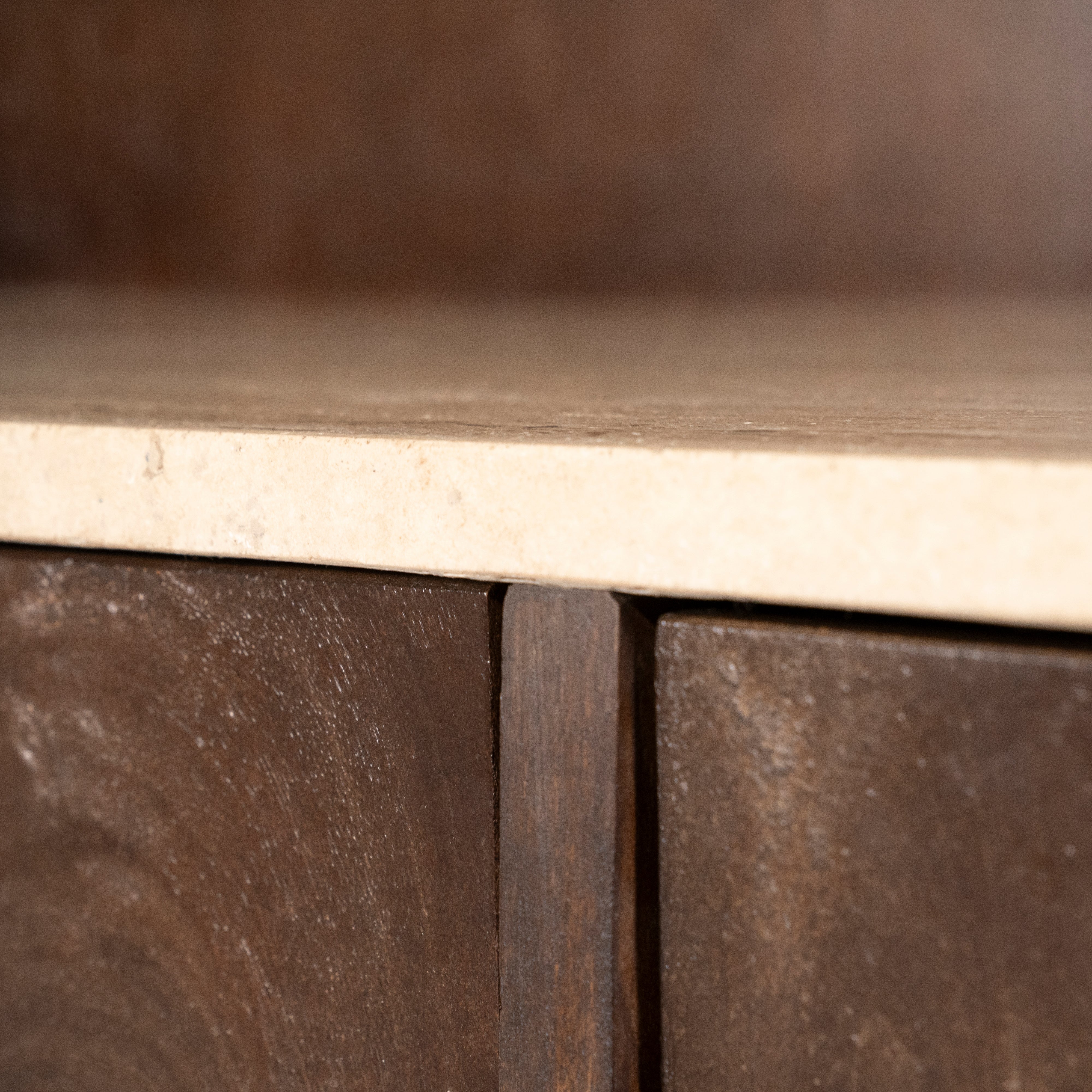 Boekenkast LIO bruin mango-hout met travertijn