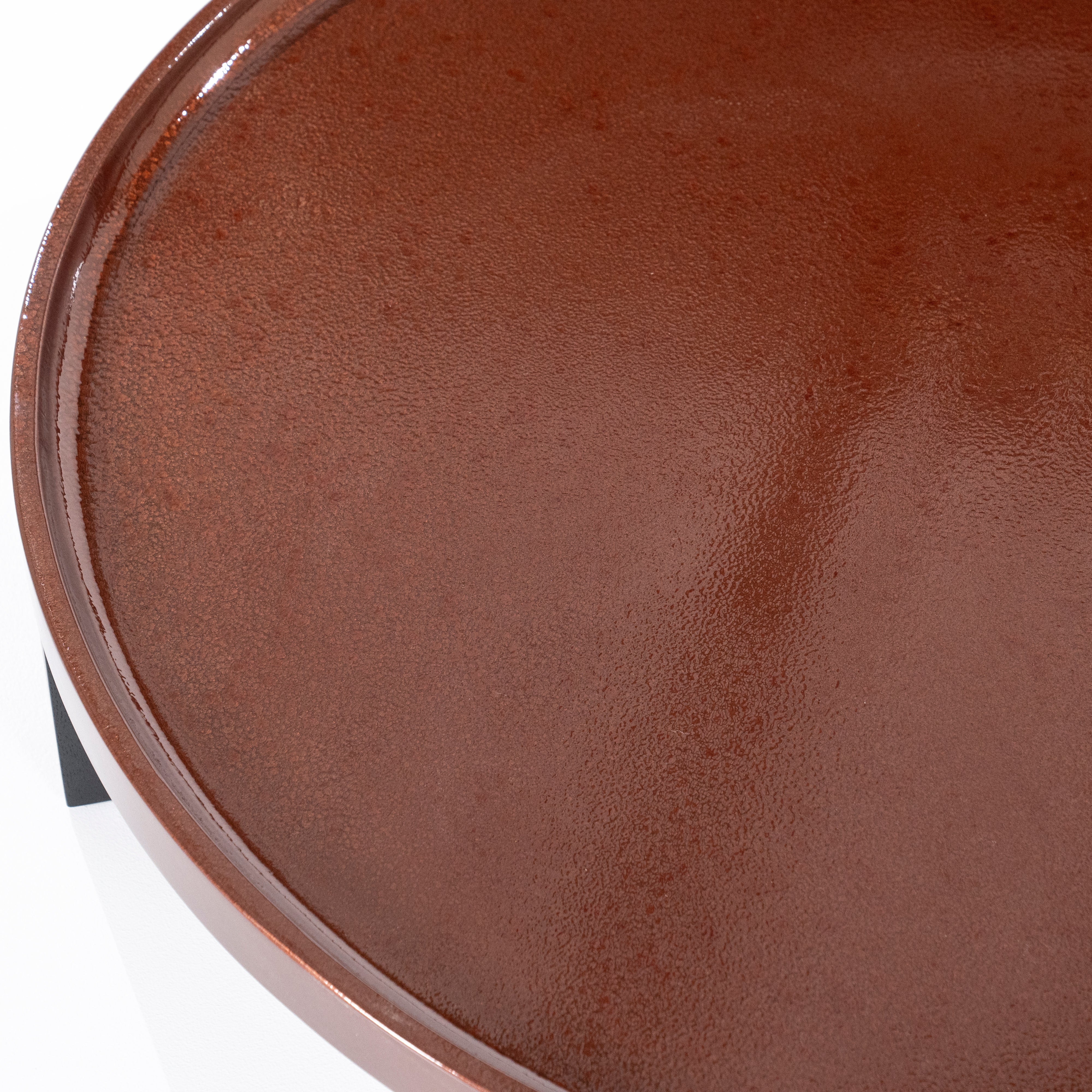 Bordeauxkleurige koffietafel MAYSON met houten basis