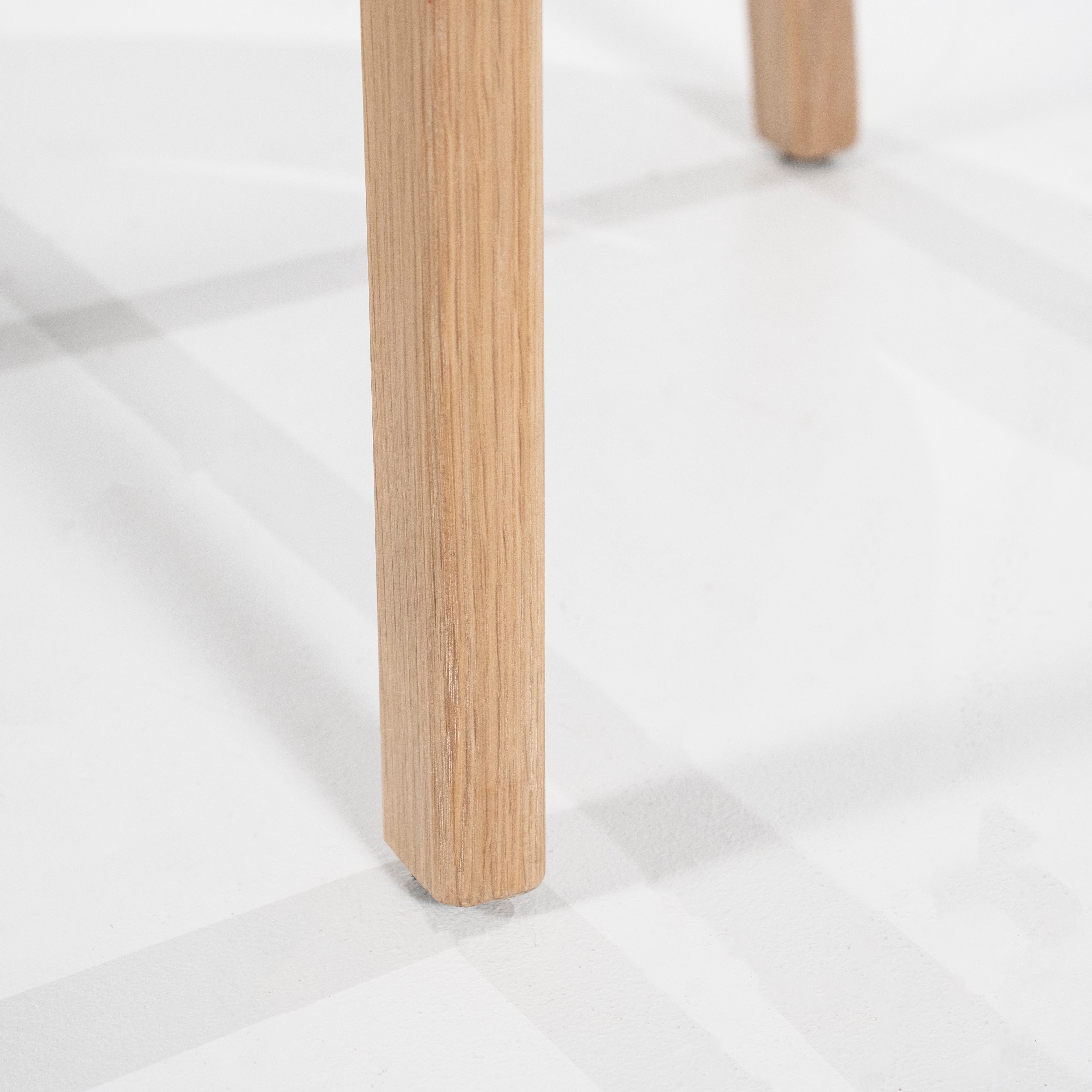 Stoel MIKKY taupe met eikenhouten basis