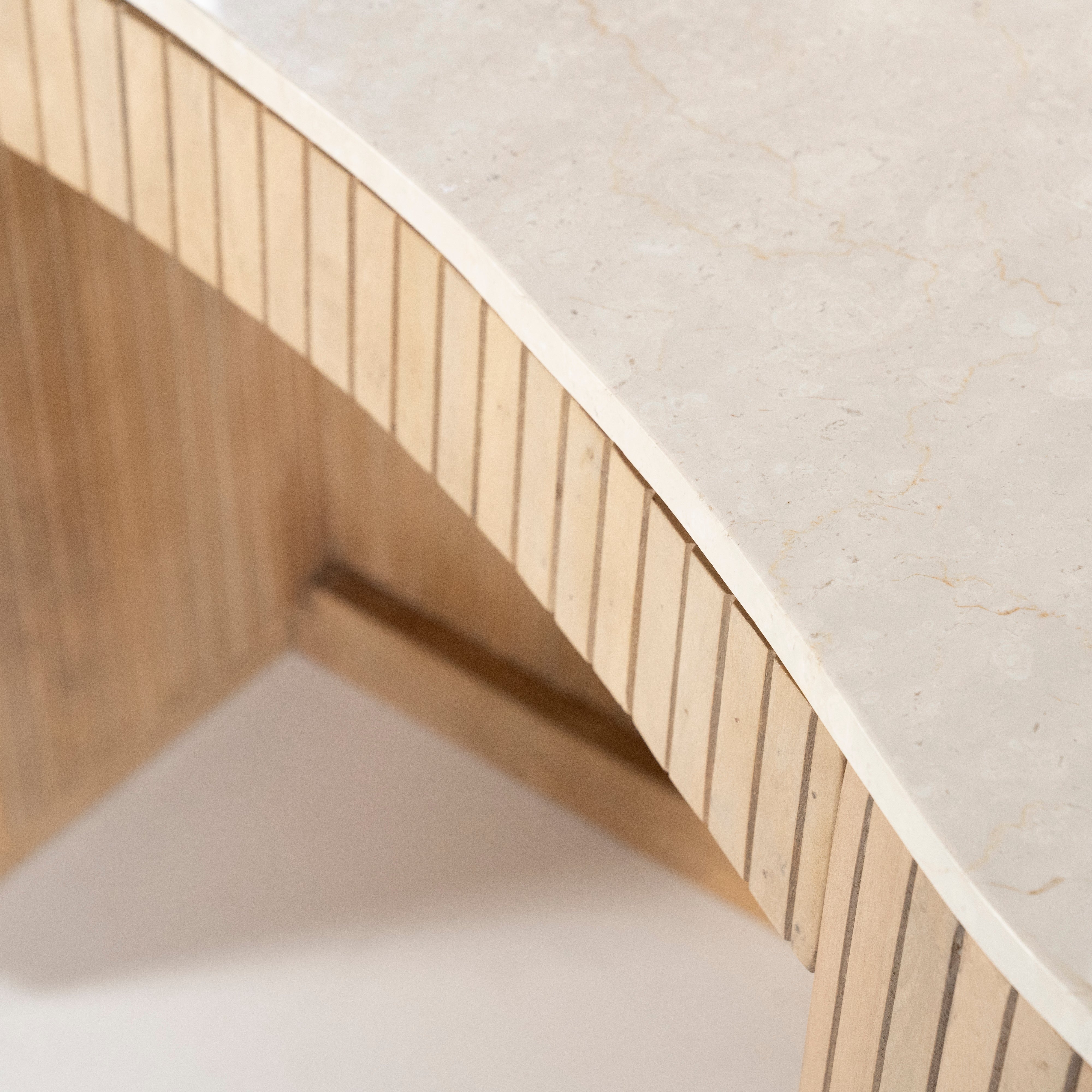 Bureau KIRA van mango-hout met een marmeren blad