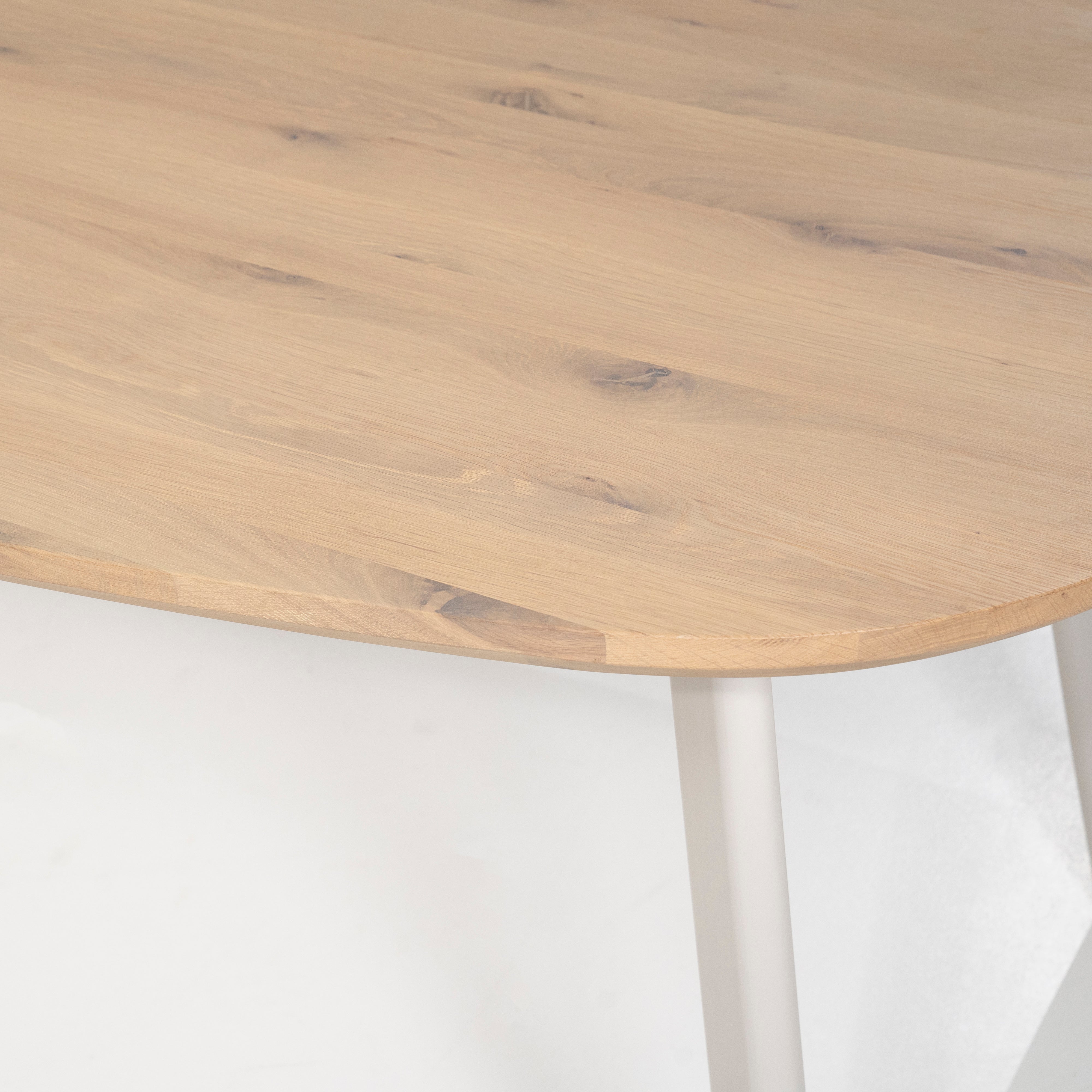 Ovale tafel DION van eikenhout met metalen basis