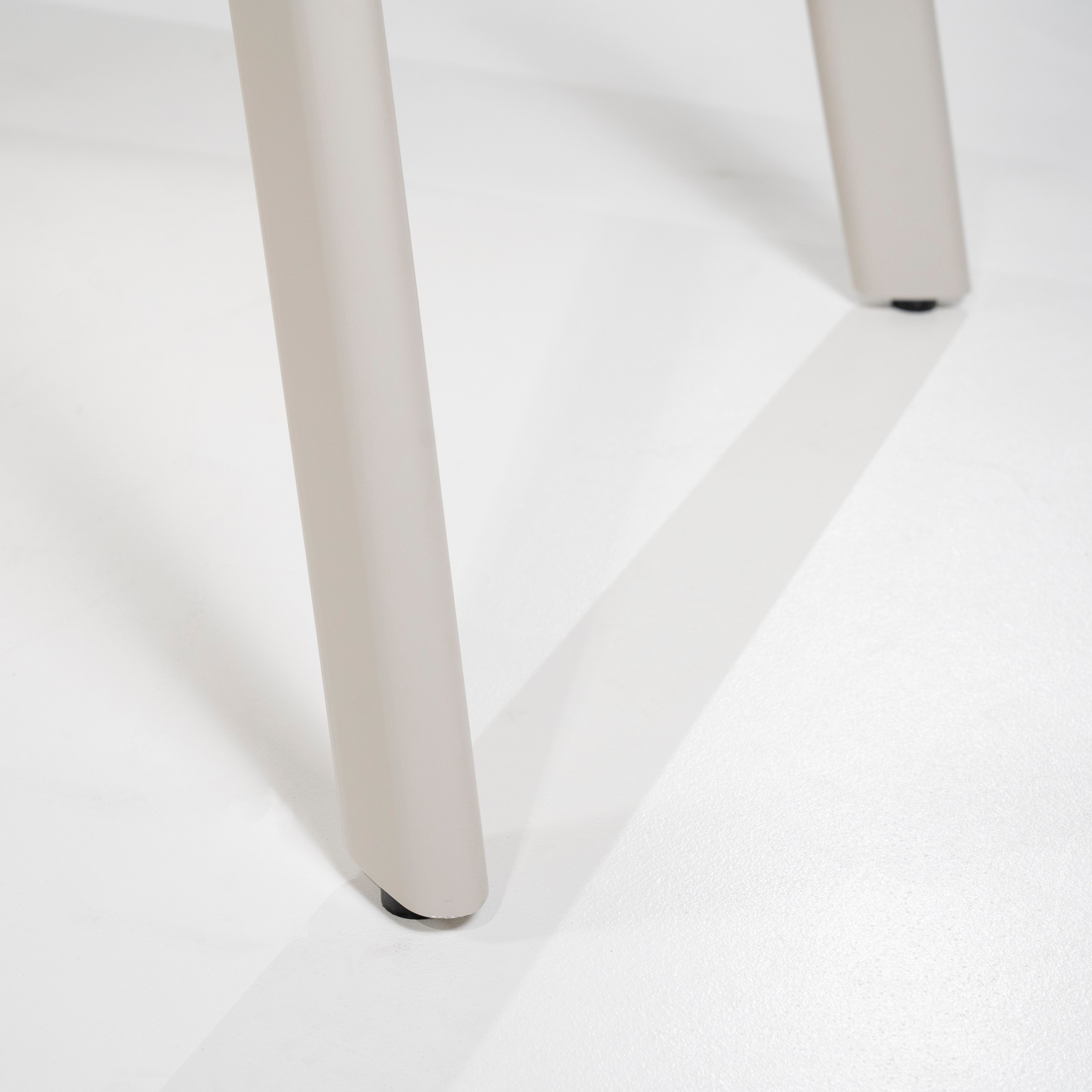 Ovale tafel DION van eikenhout met metalen basis