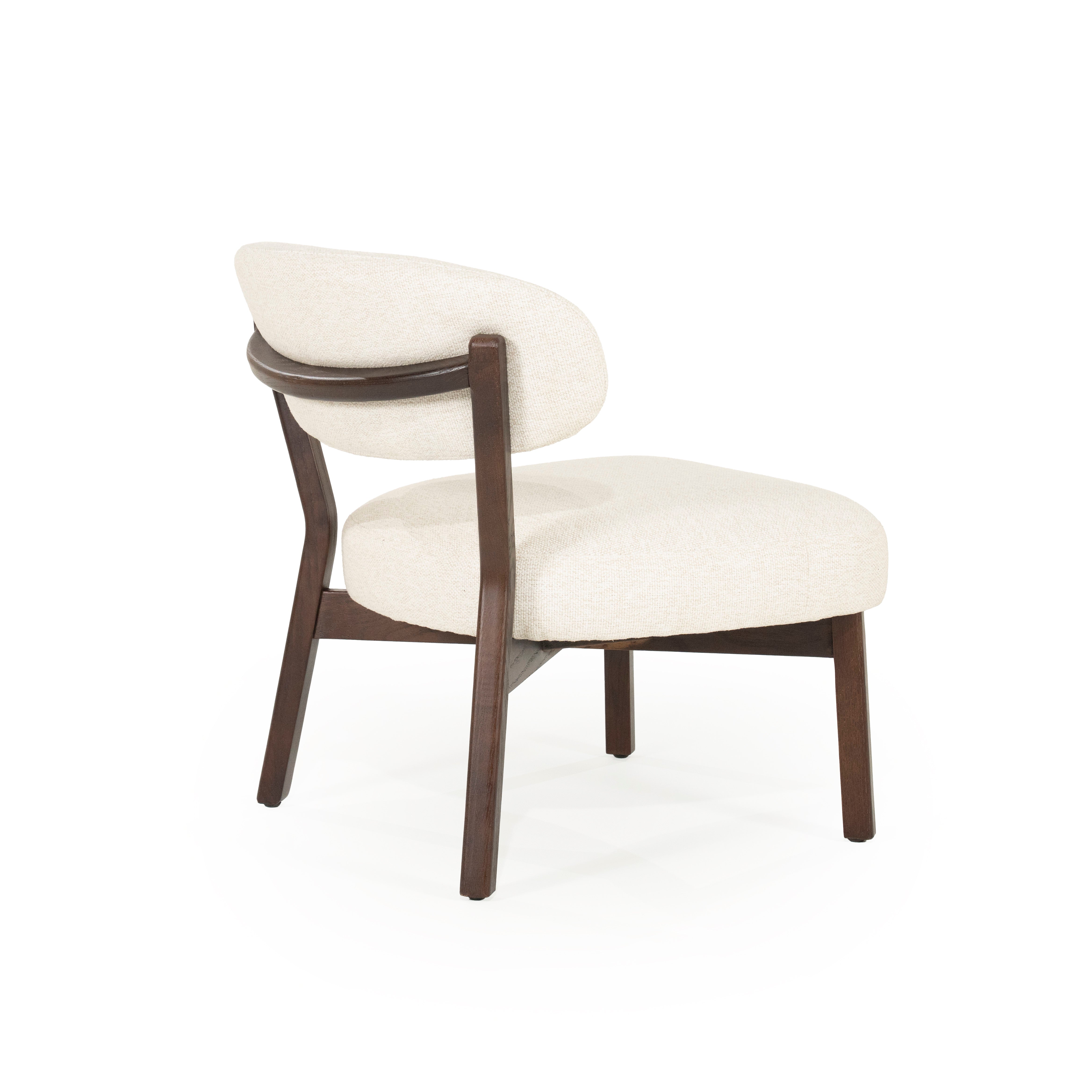 Fauteuil MIKKY lichtbeige met een donkere houten basis