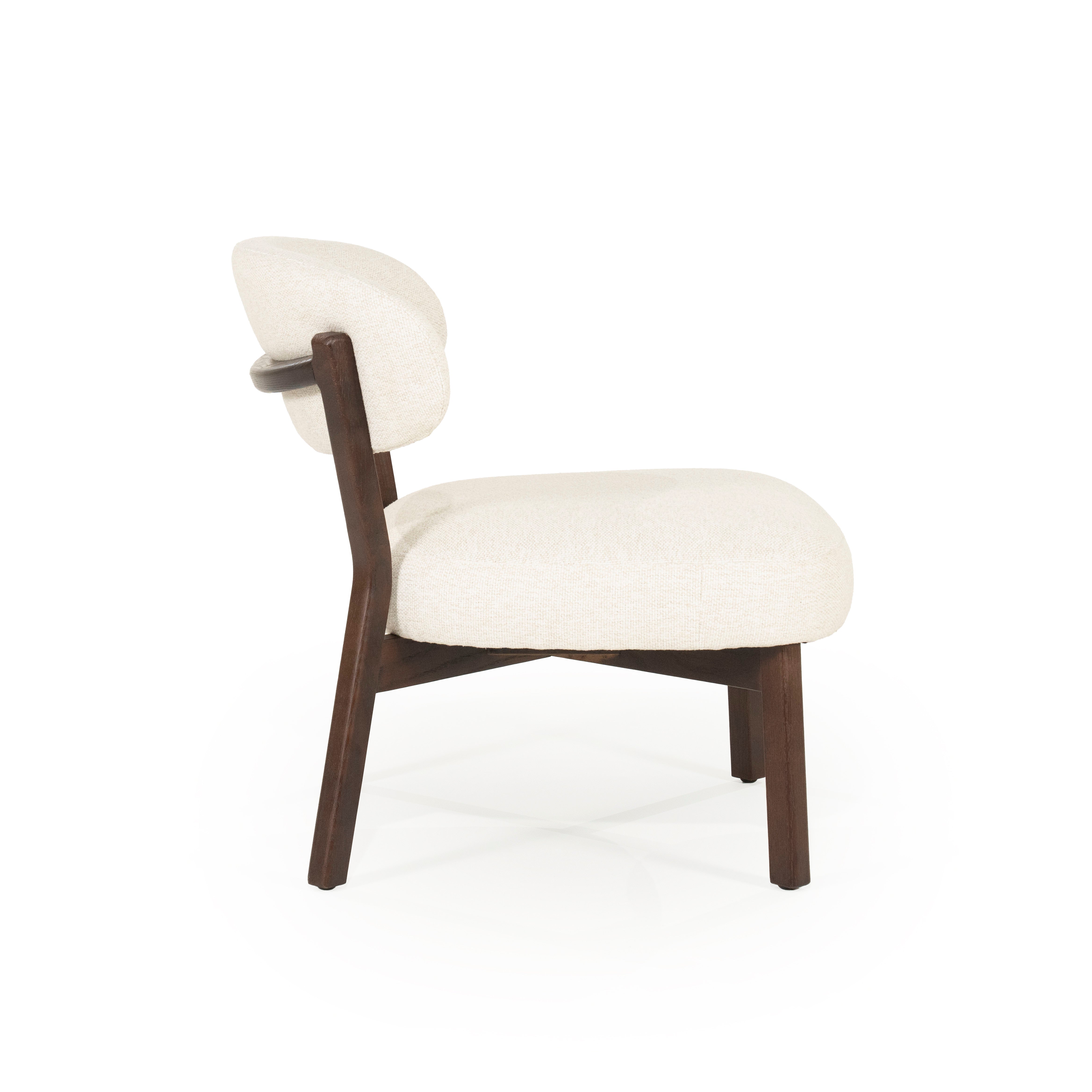 Fauteuil MIKKY lichtbeige met een donkere houten basis