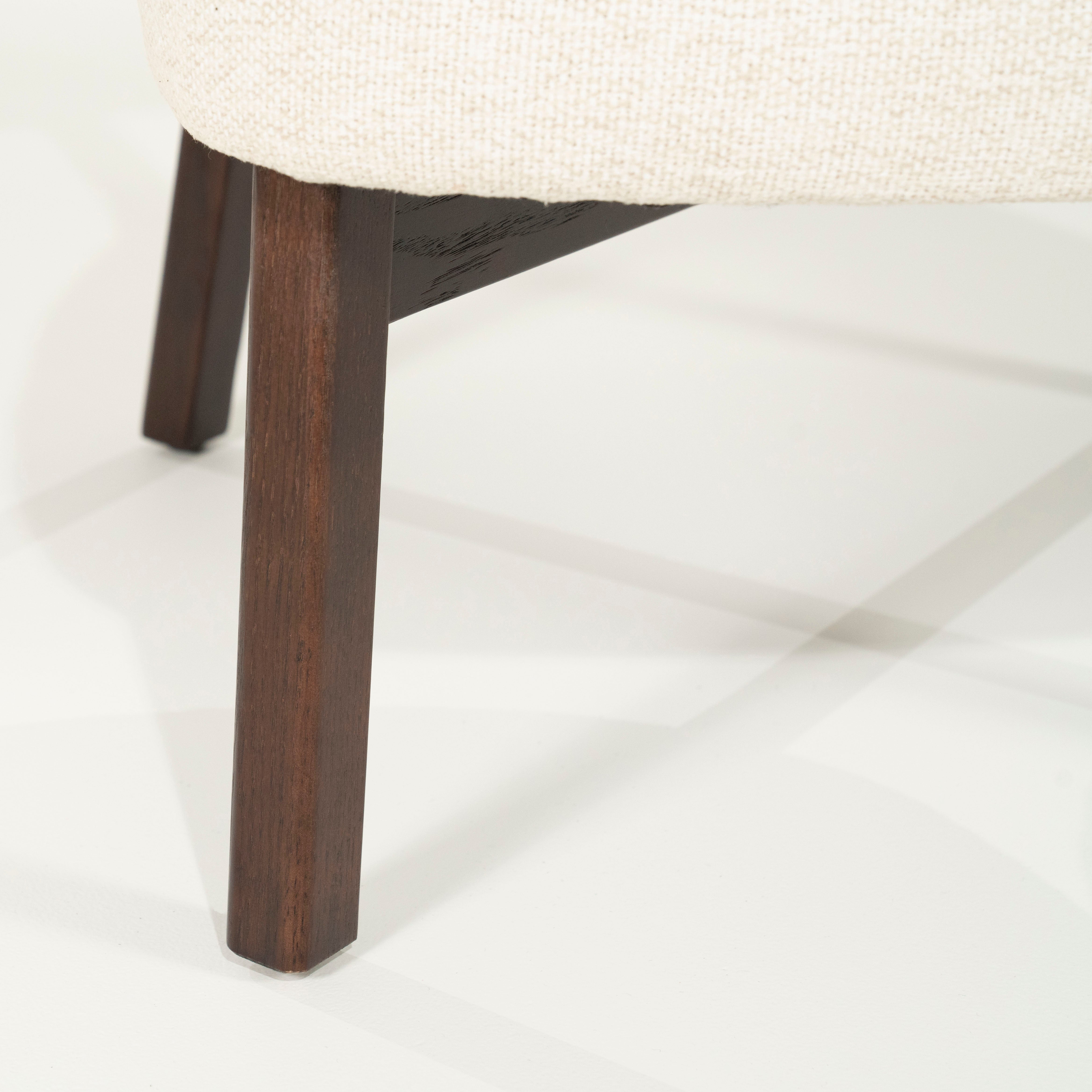 Fauteuil MIKKY lichtbeige met een donkere houten basis