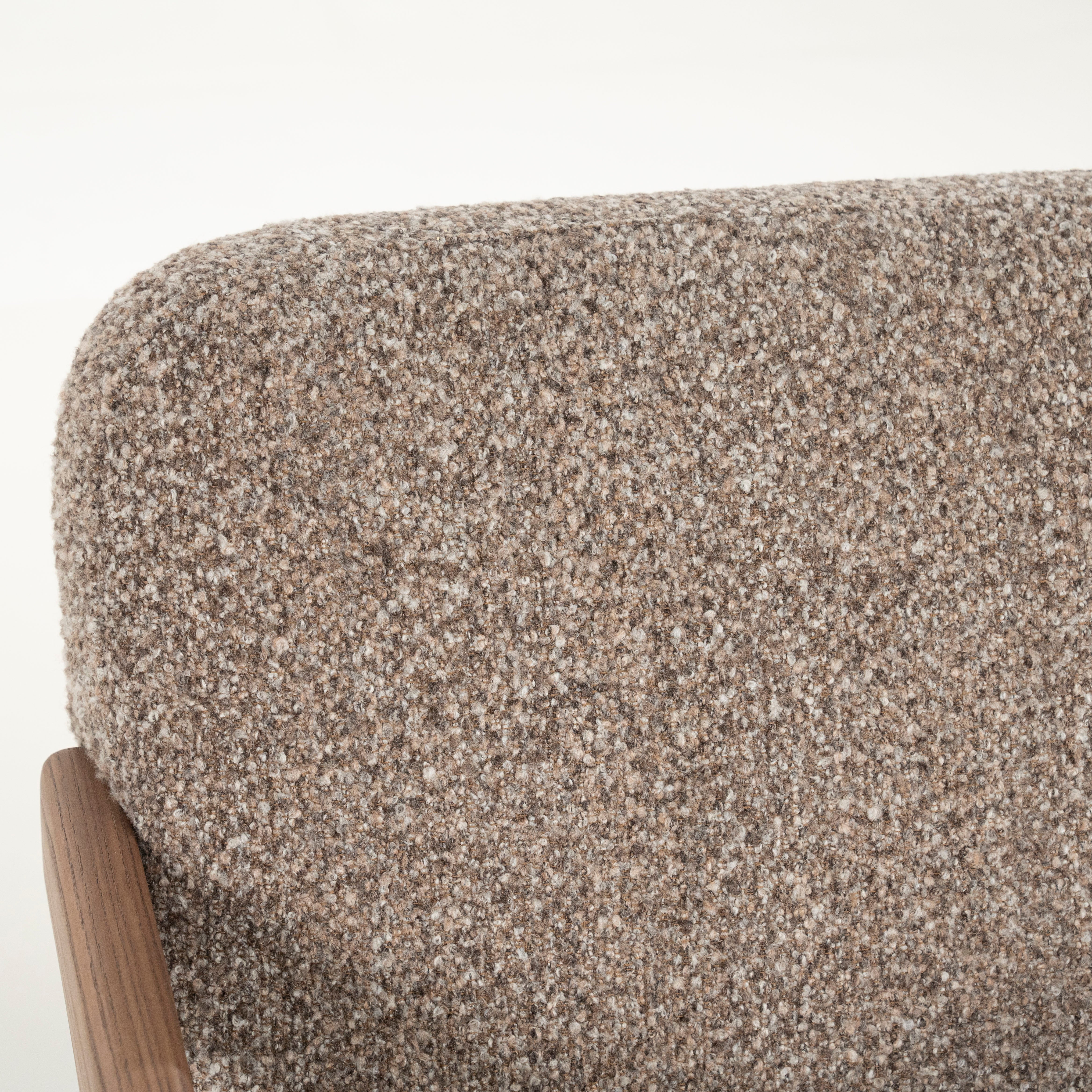 Fauteuil FRANCIS donkerbeige met houten basis