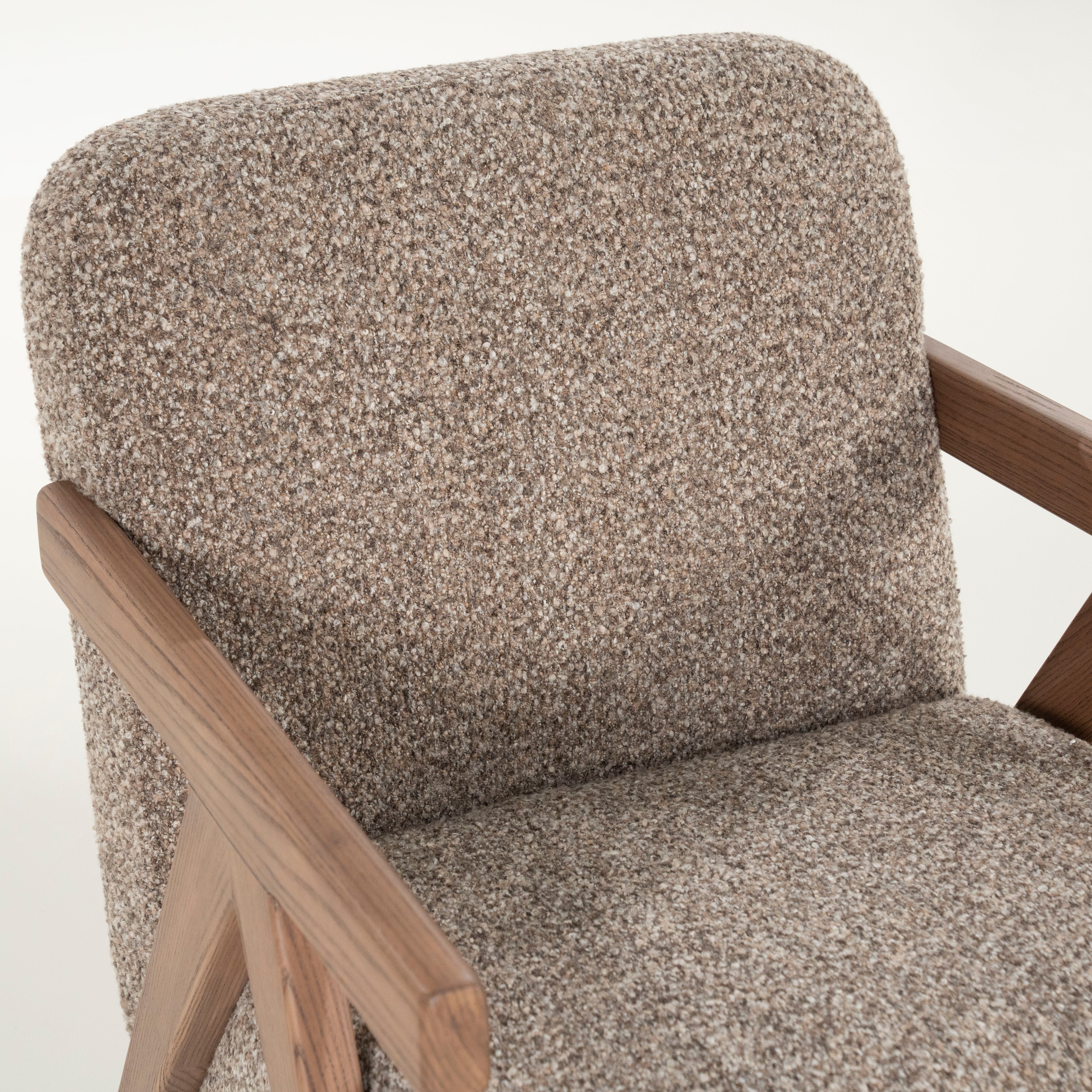 Fauteuil FRANCIS donkerbeige met houten basis
