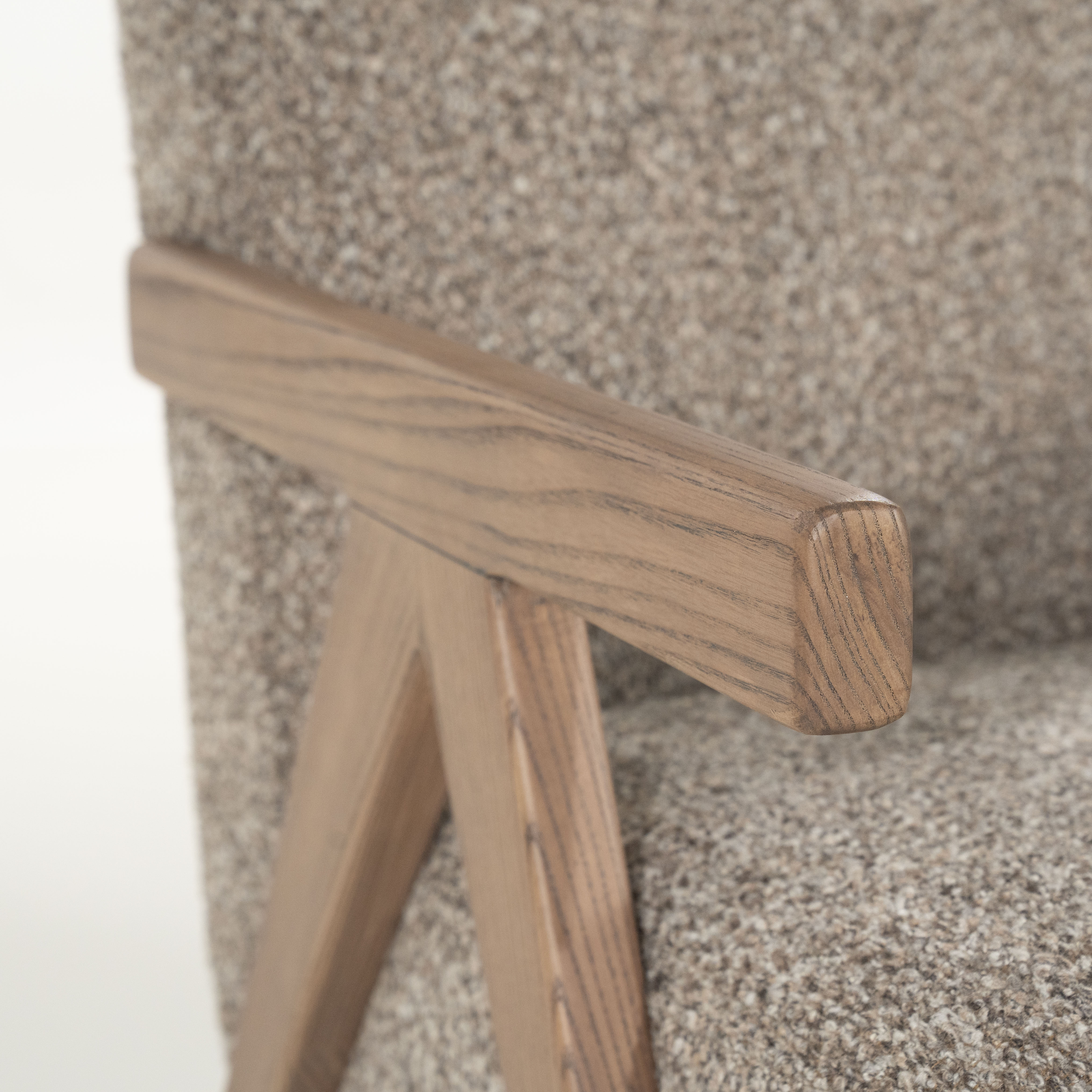 Fauteuil FRANCIS donkerbeige met houten basis