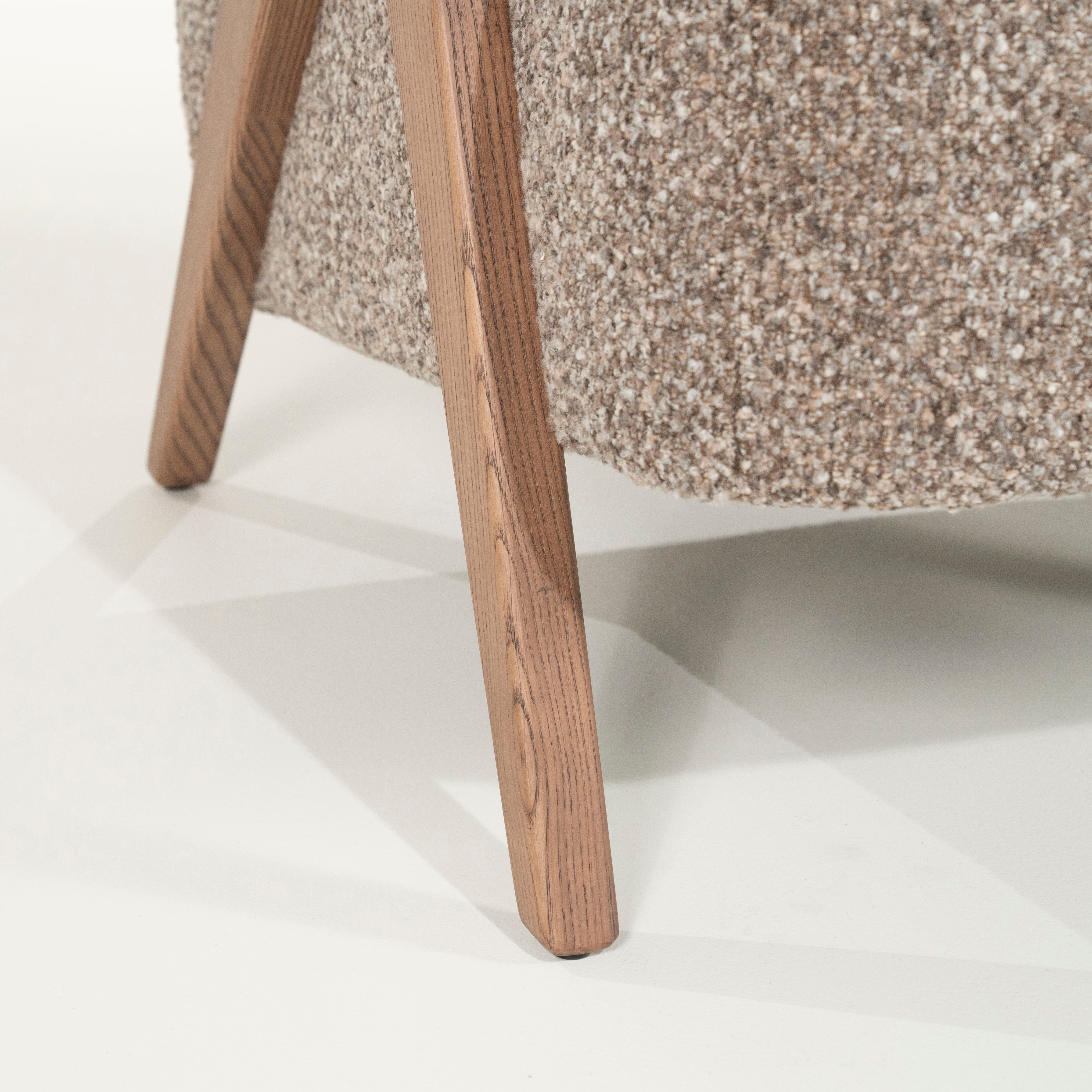 Fauteuil FRANCIS donkerbeige met houten basis