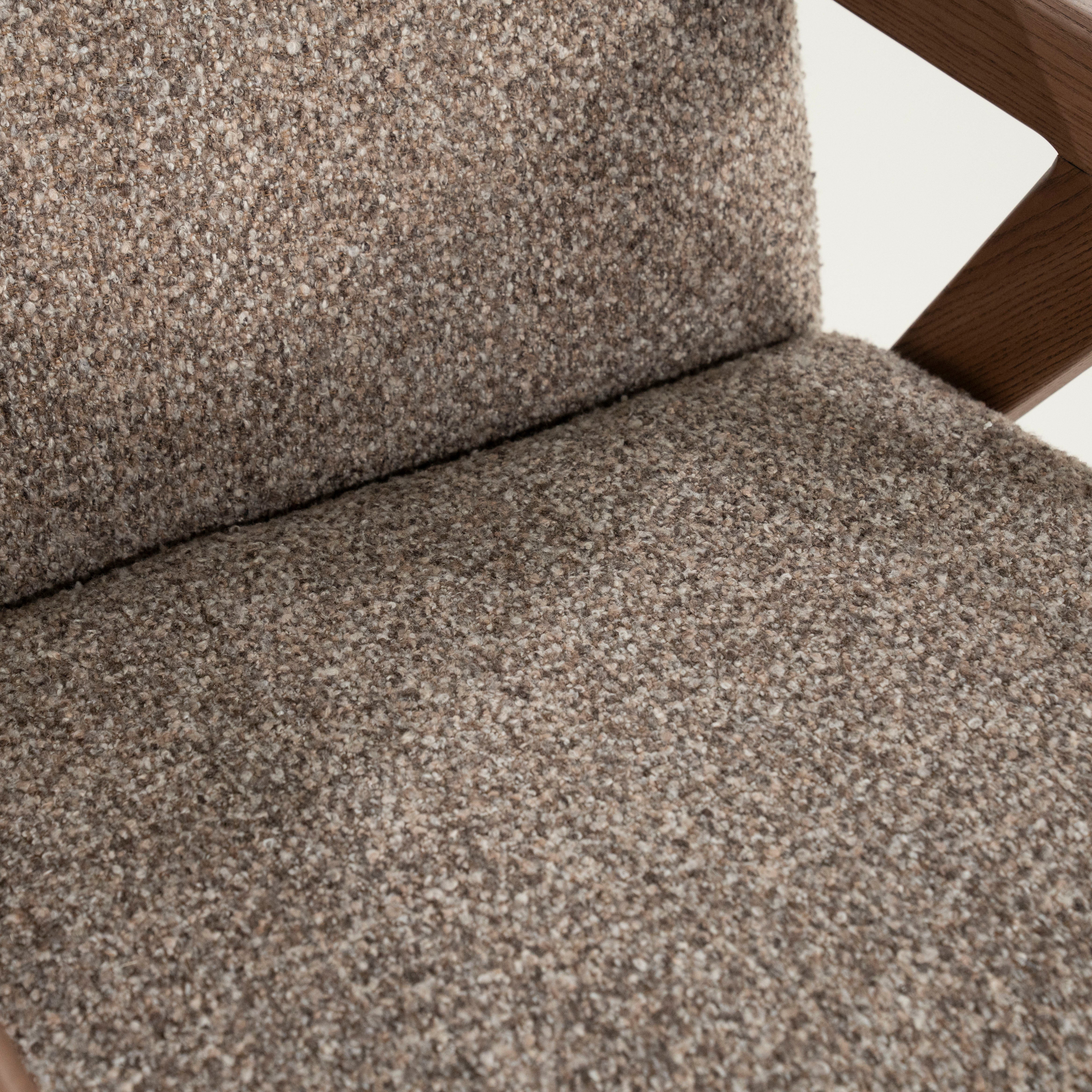 Fauteuil FRANCIS donkerbeige met houten basis