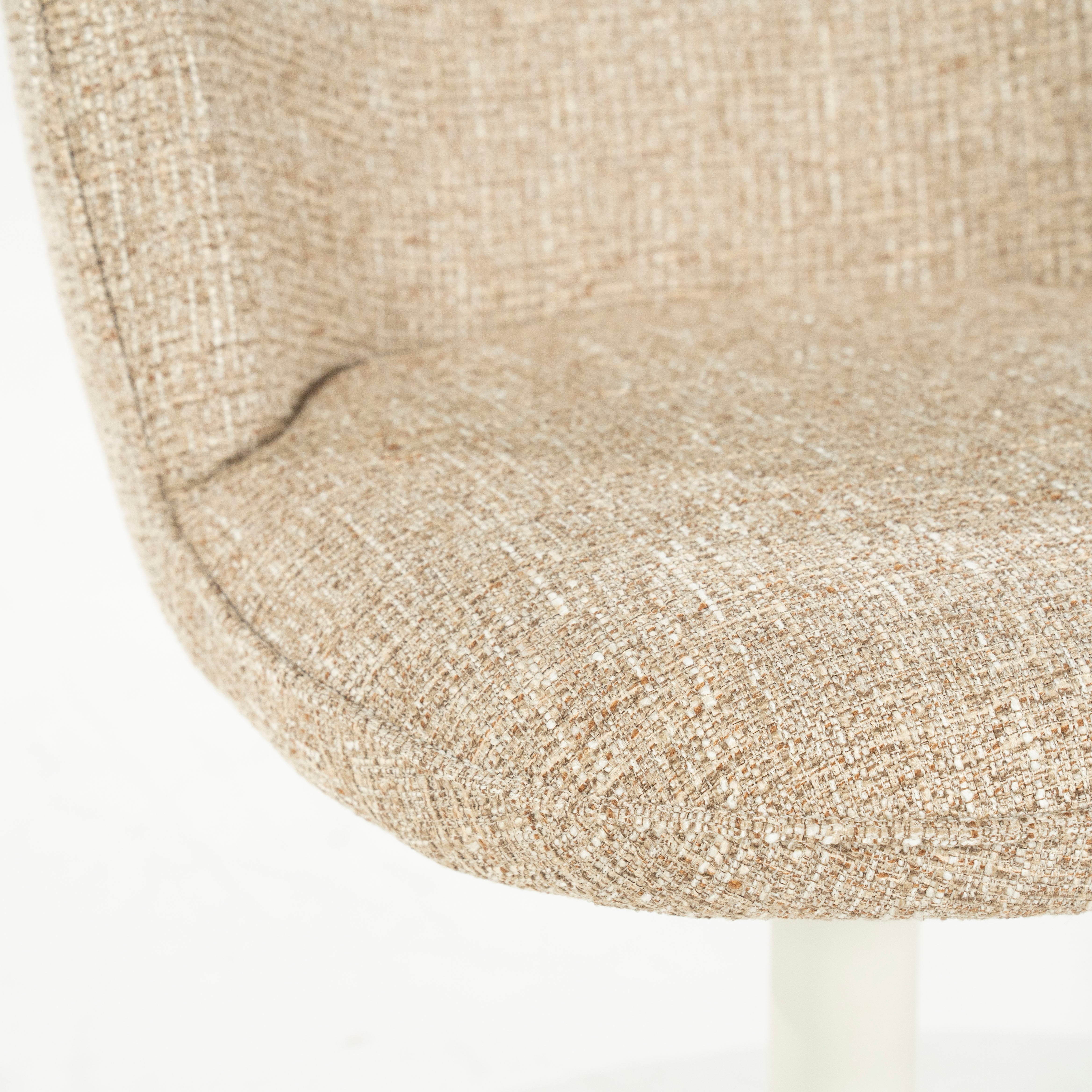 Draaistoel MOLLY beige met een crèmekleurige basis