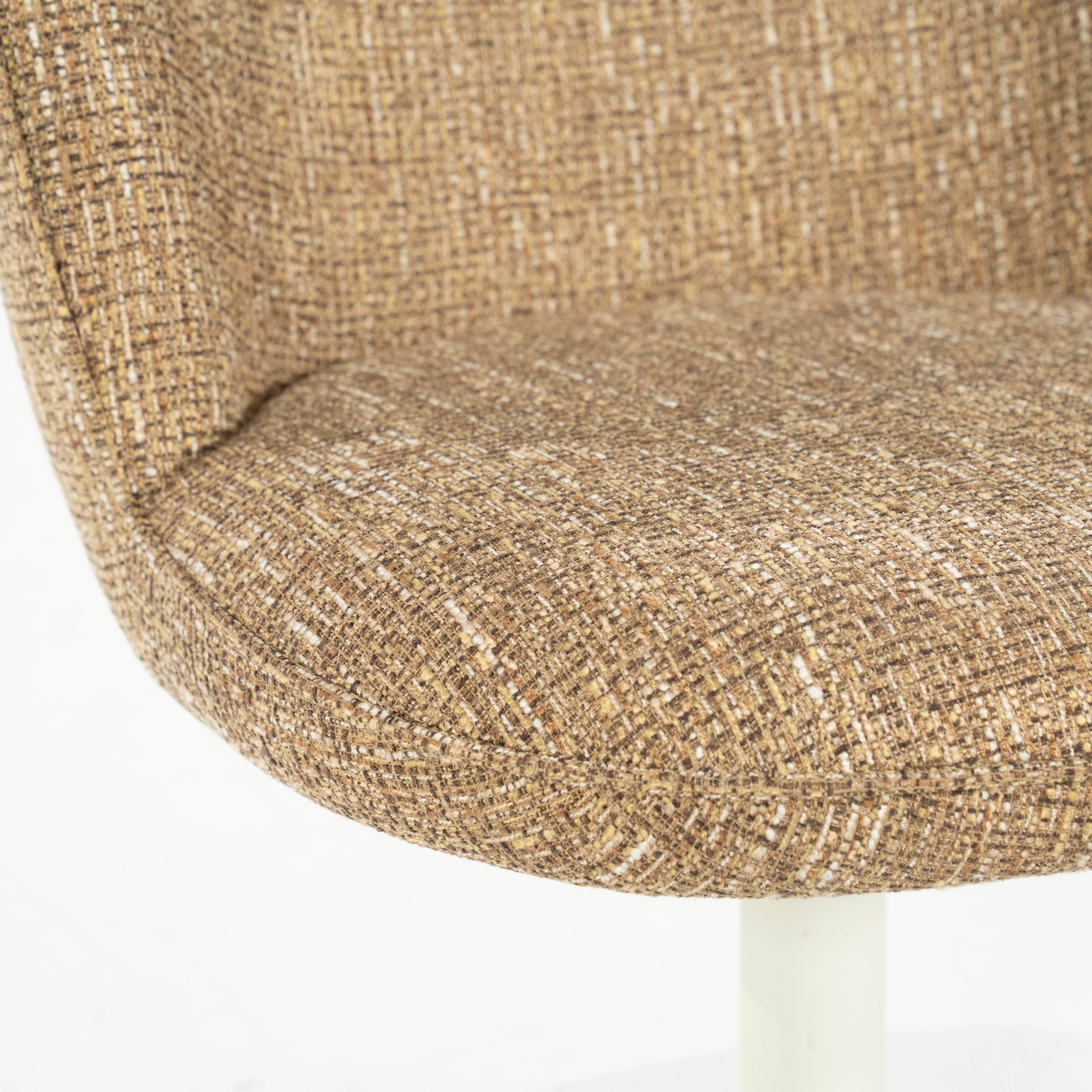 Draaistoel MOLLY taupe met een crèmekleurige basis