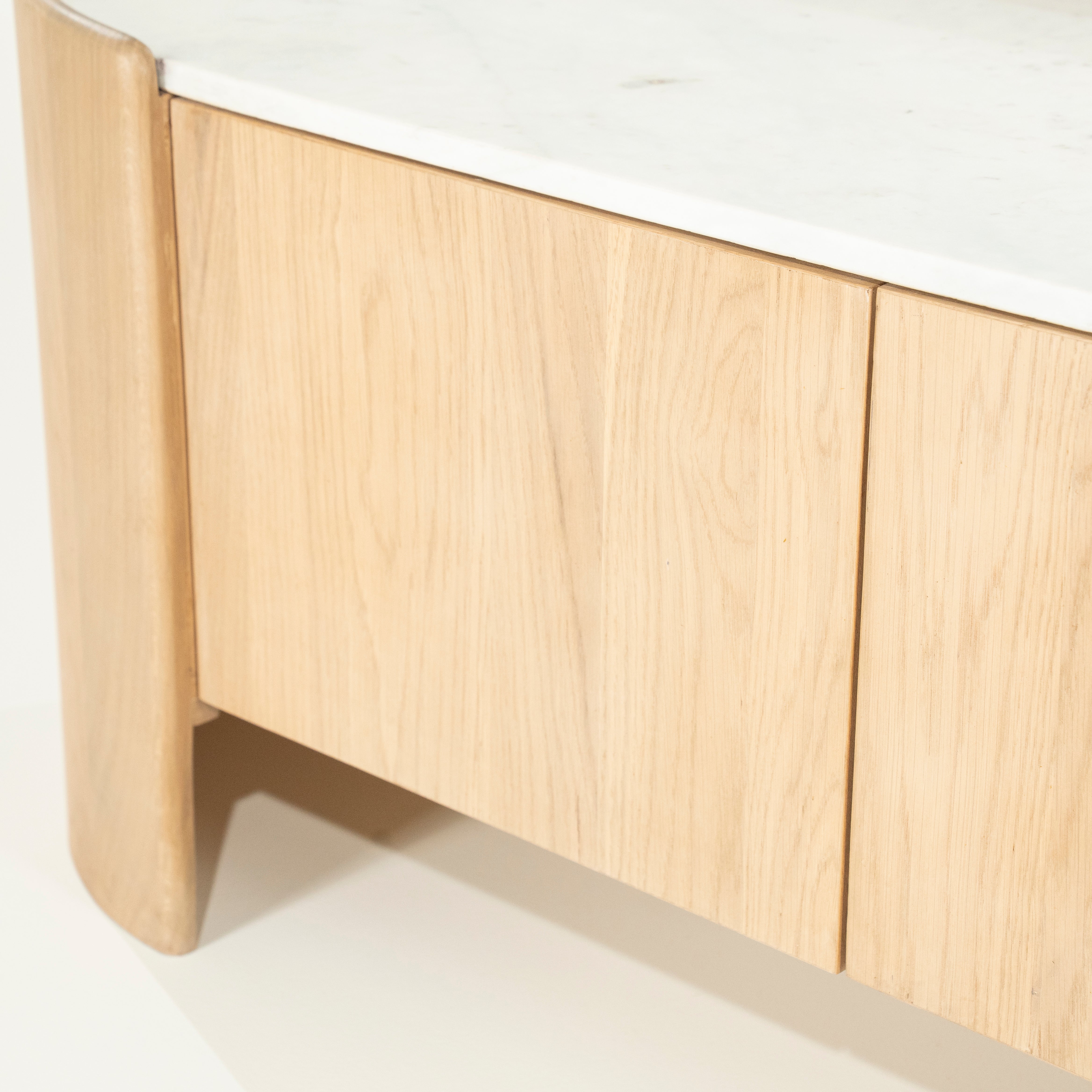 RTV-kast DON van eikenhout met marmeren blad