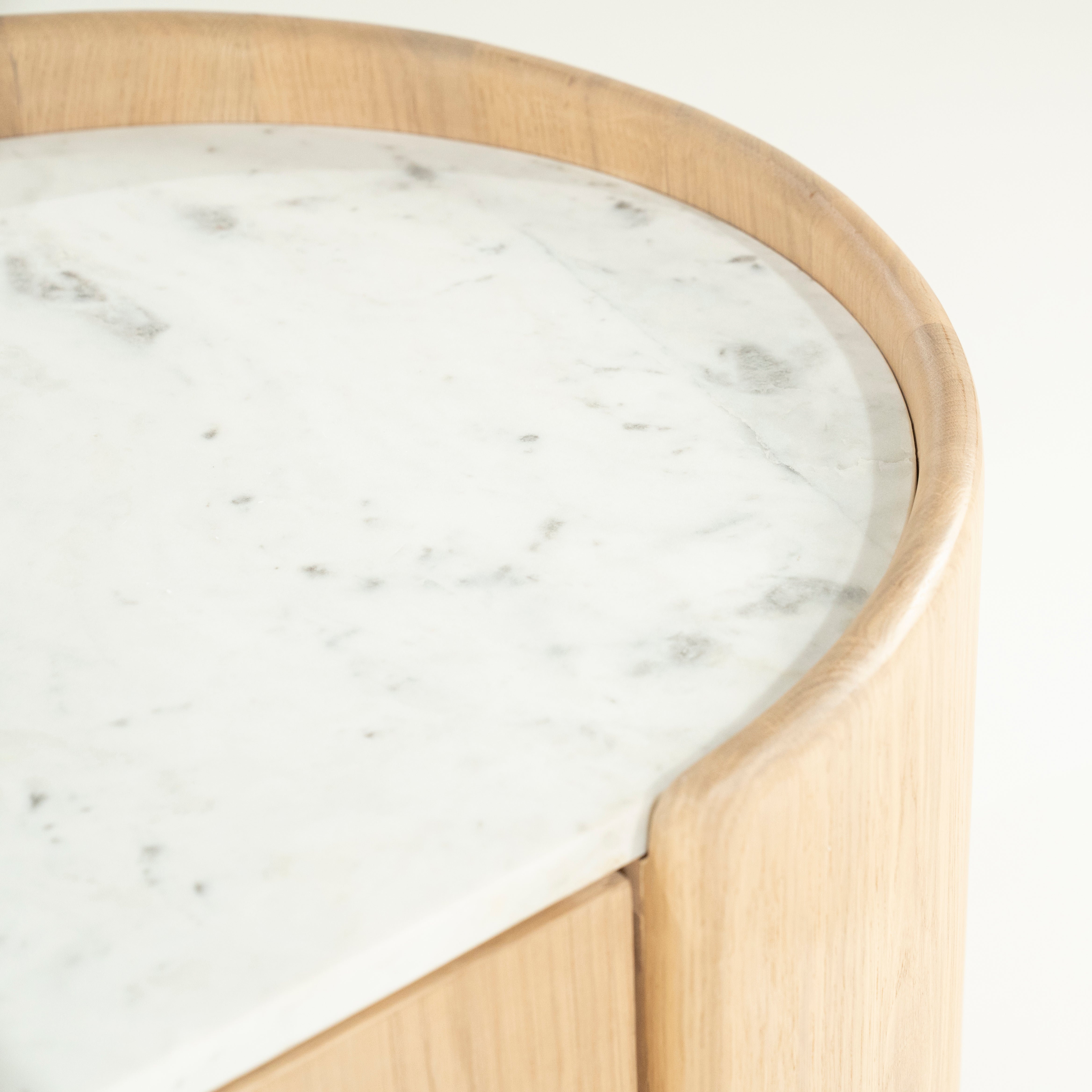 RTV-kast DON van eikenhout met marmeren blad