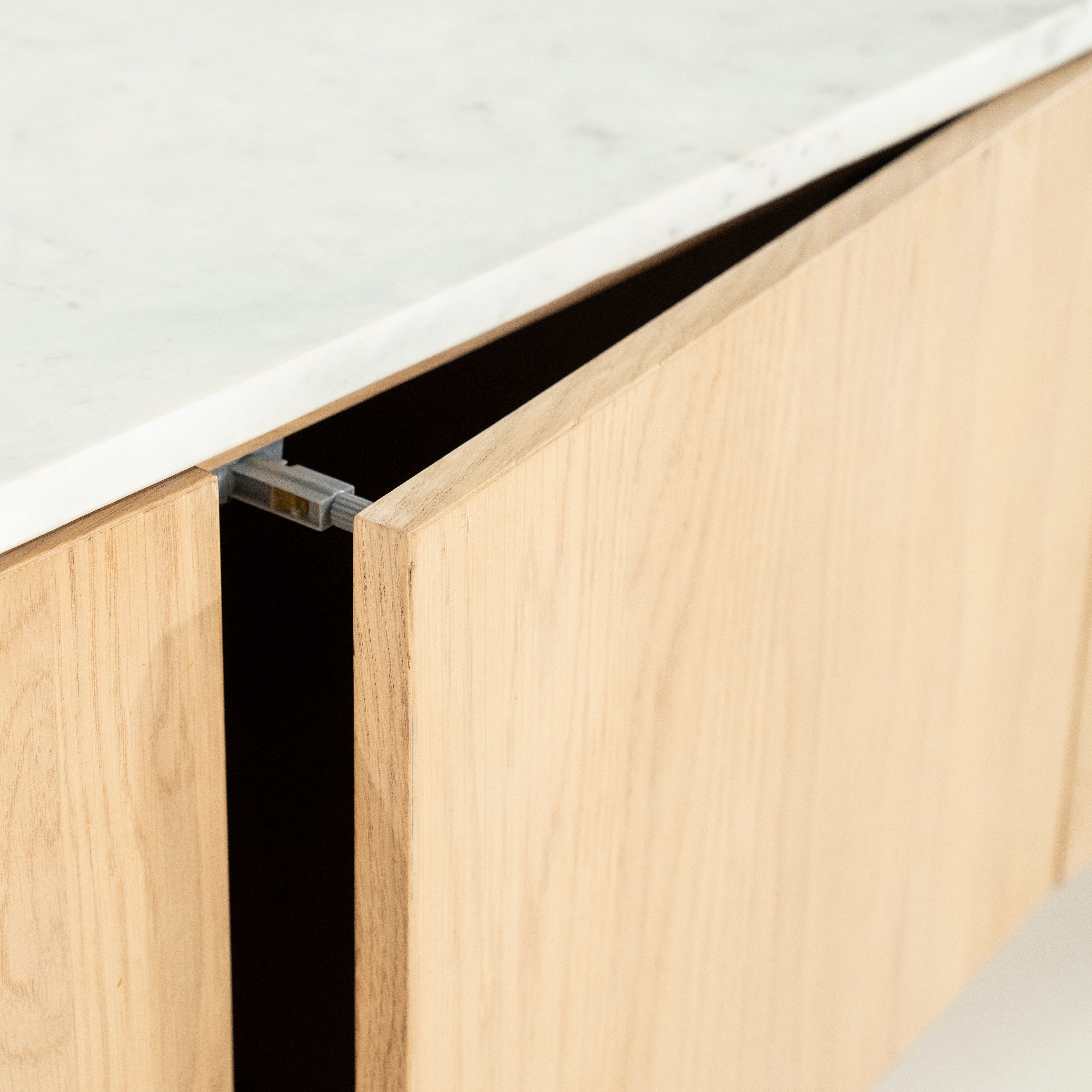 RTV-kast DON van eikenhout met marmeren blad
