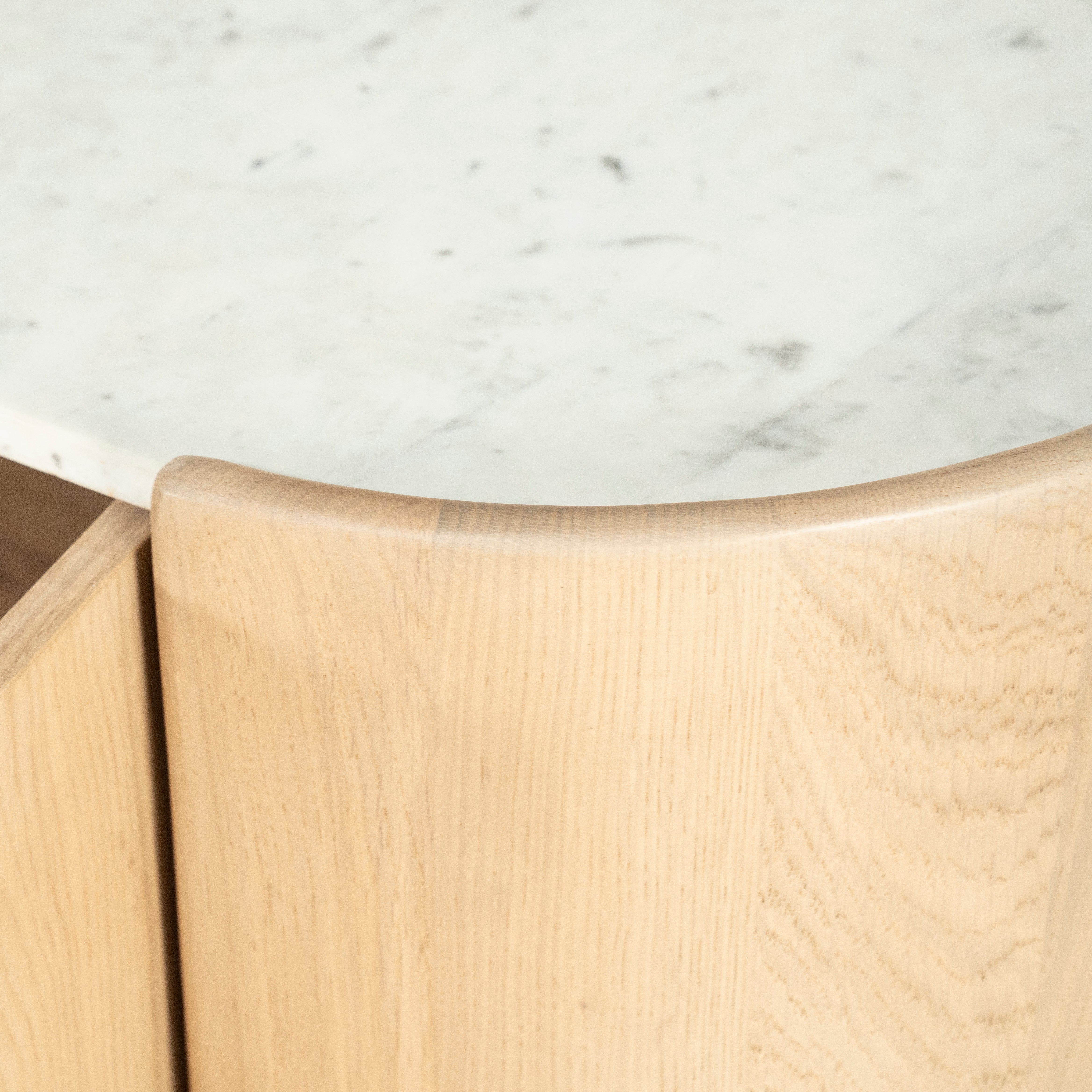 Dressoir DON van eikenhout met een marmeren blad