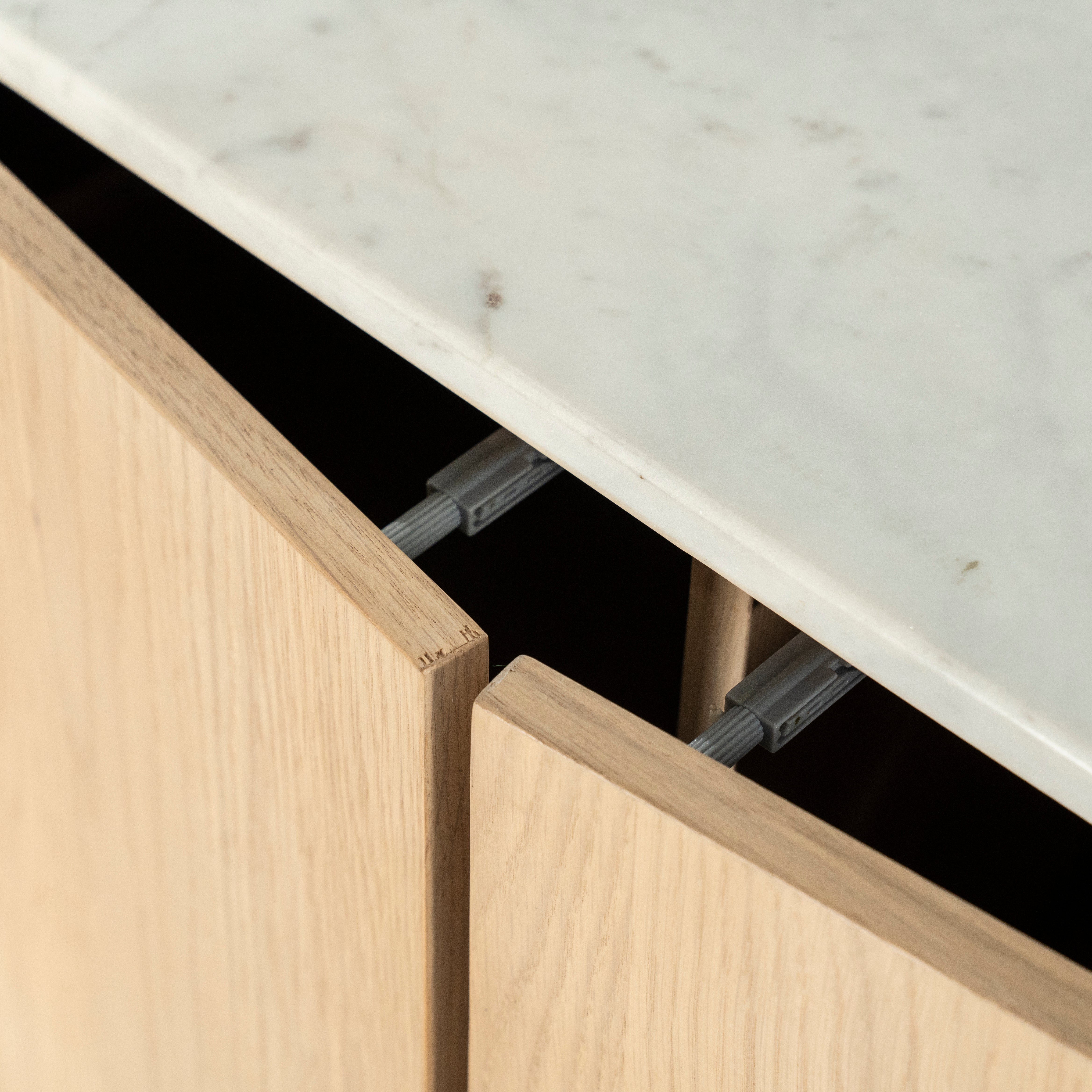 Dressoir DON van eikenhout met een marmeren blad