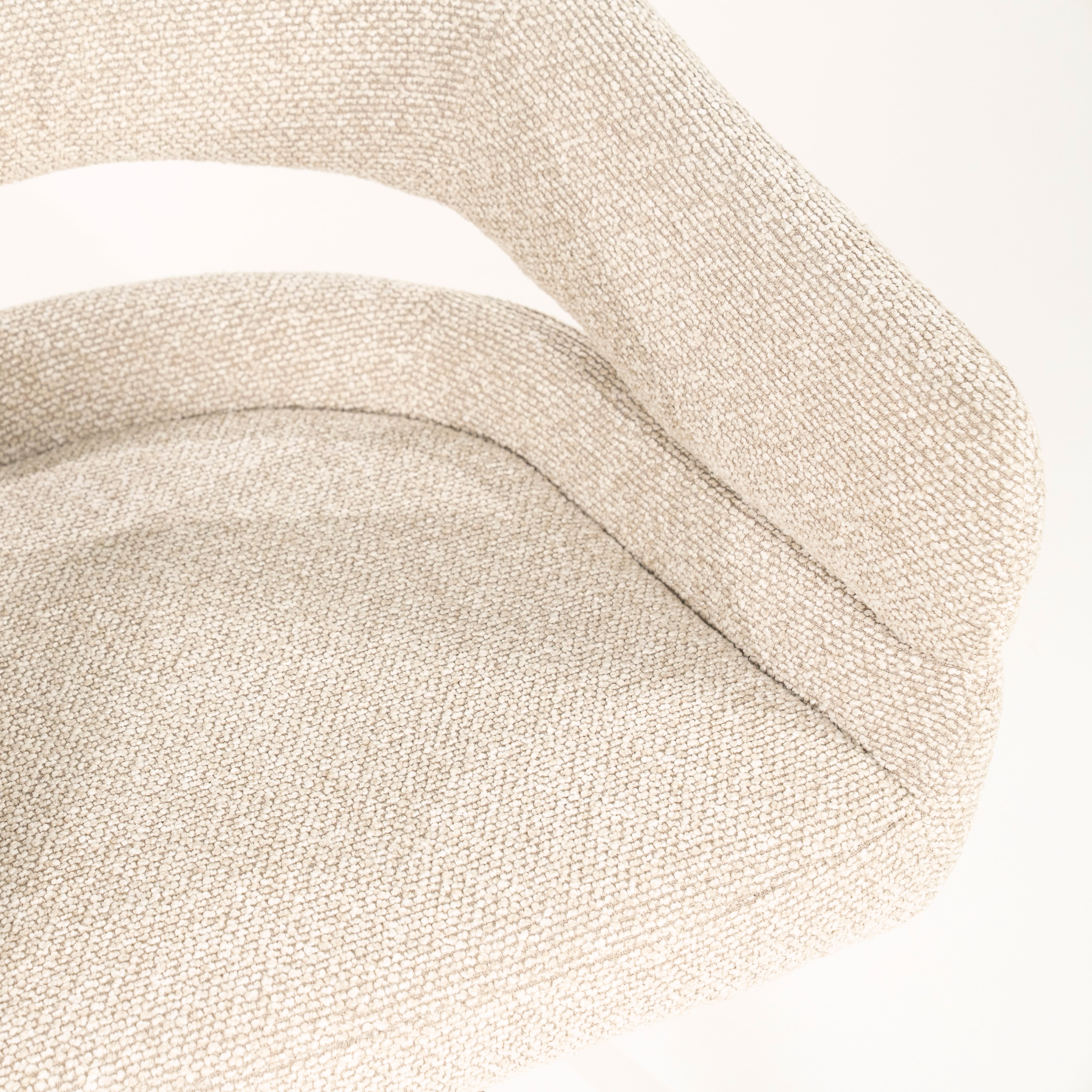 Drehstuhl HAILEY beige mit dunkelbraunem Fuß