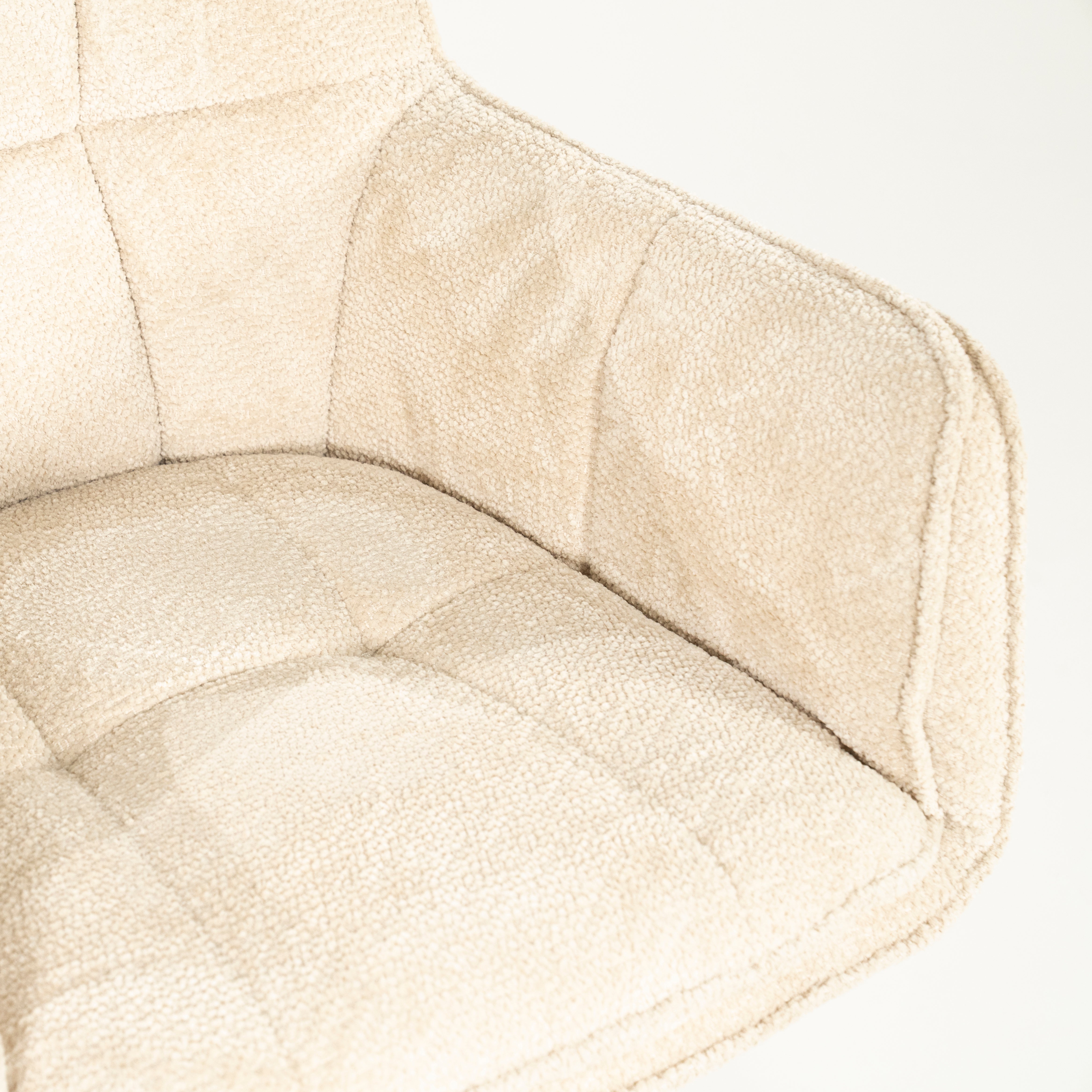 Draaistoel HUGO beige met een donkerbruine basis