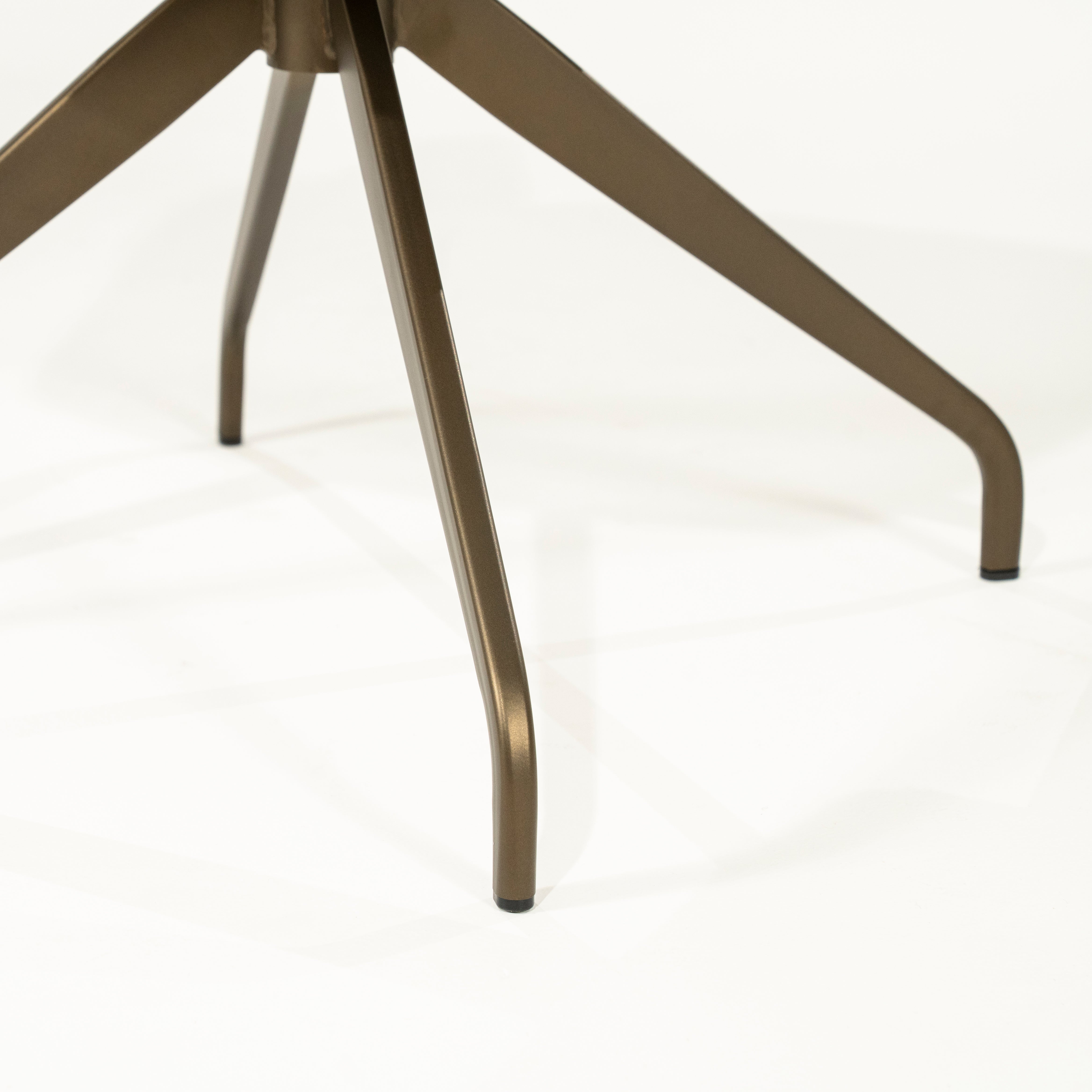 Draaistoel HUGO beige met een donkerbruine basis