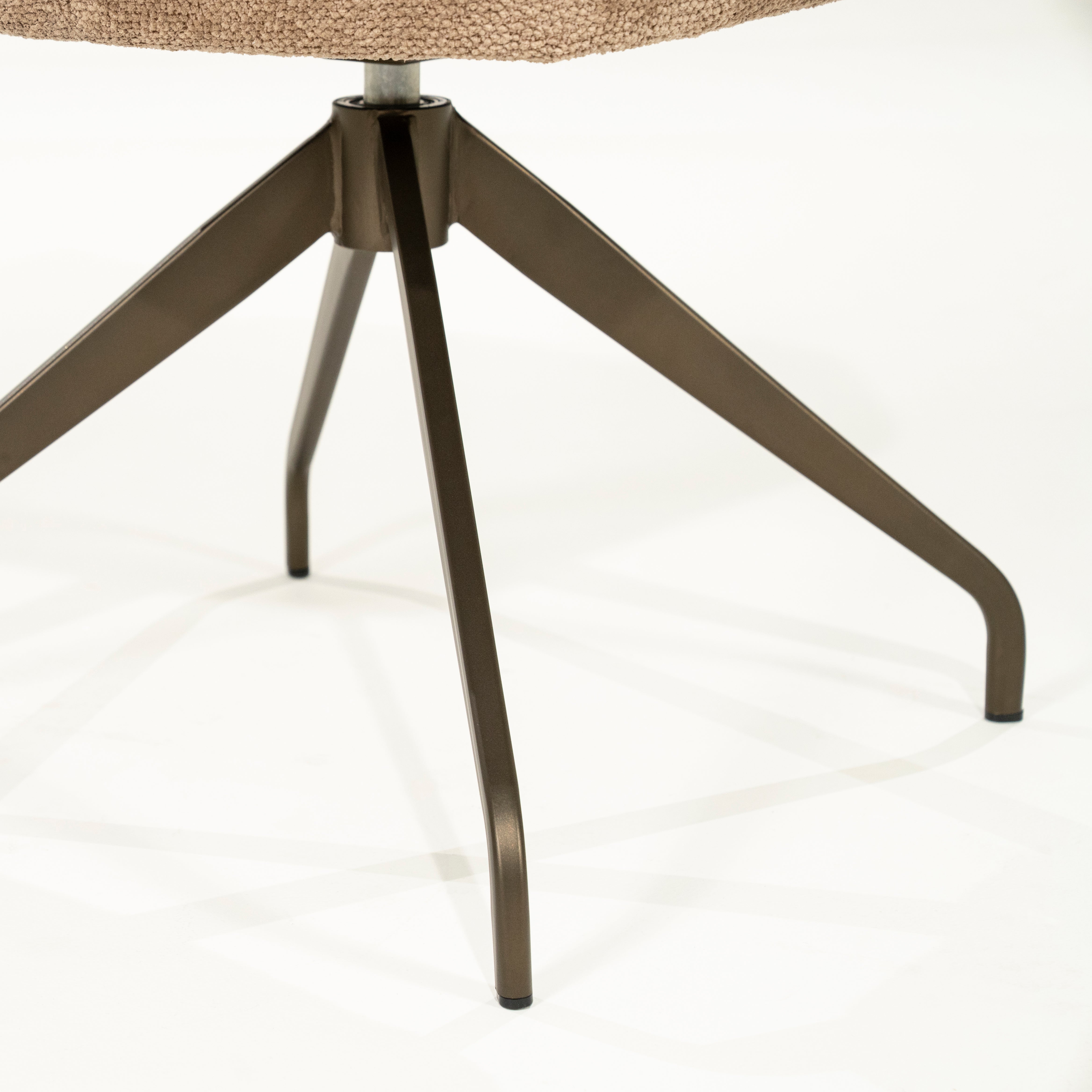 Draaistoel HUGO taupe met een donkerbruine basis