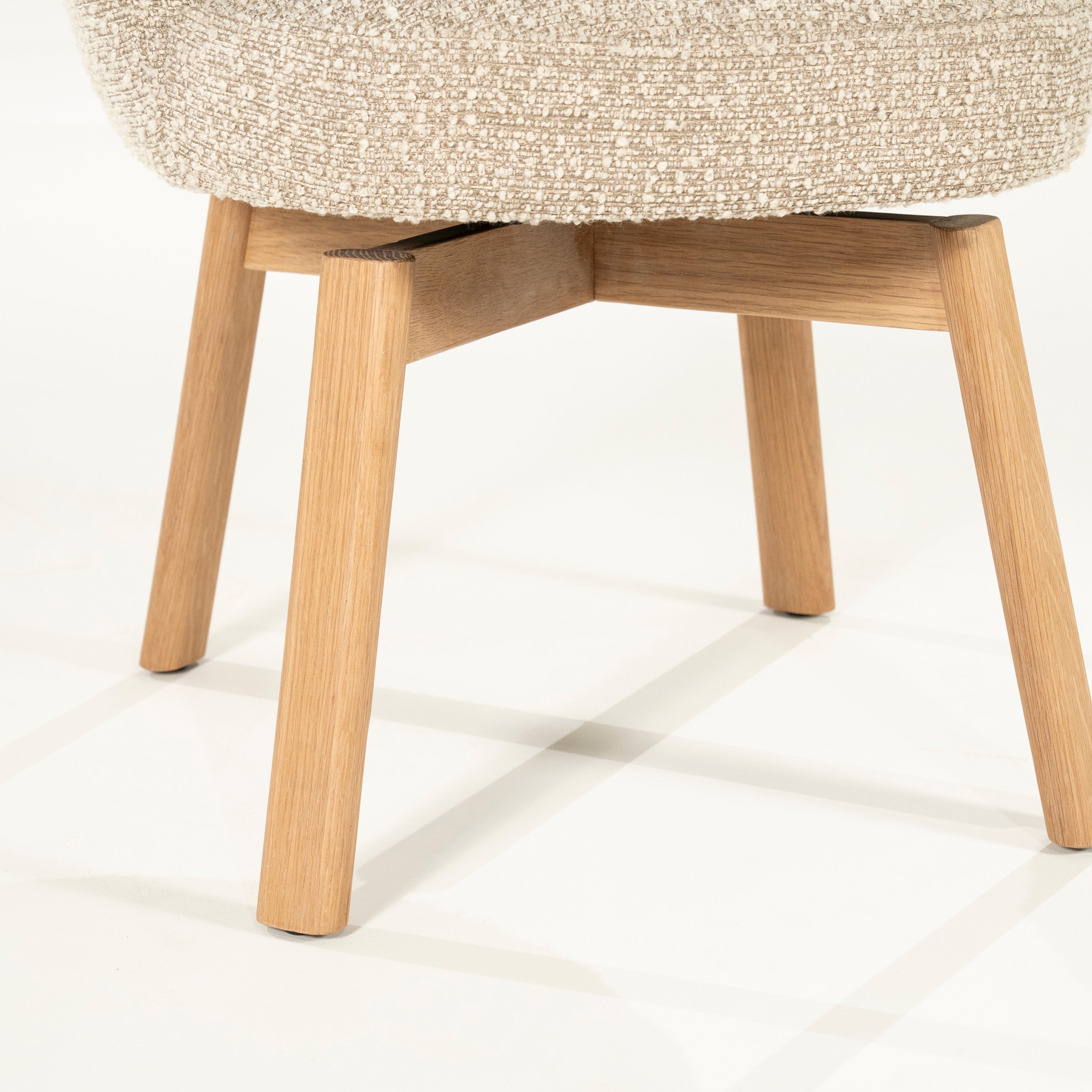 Draaistoel LIVIA beige met houten basis