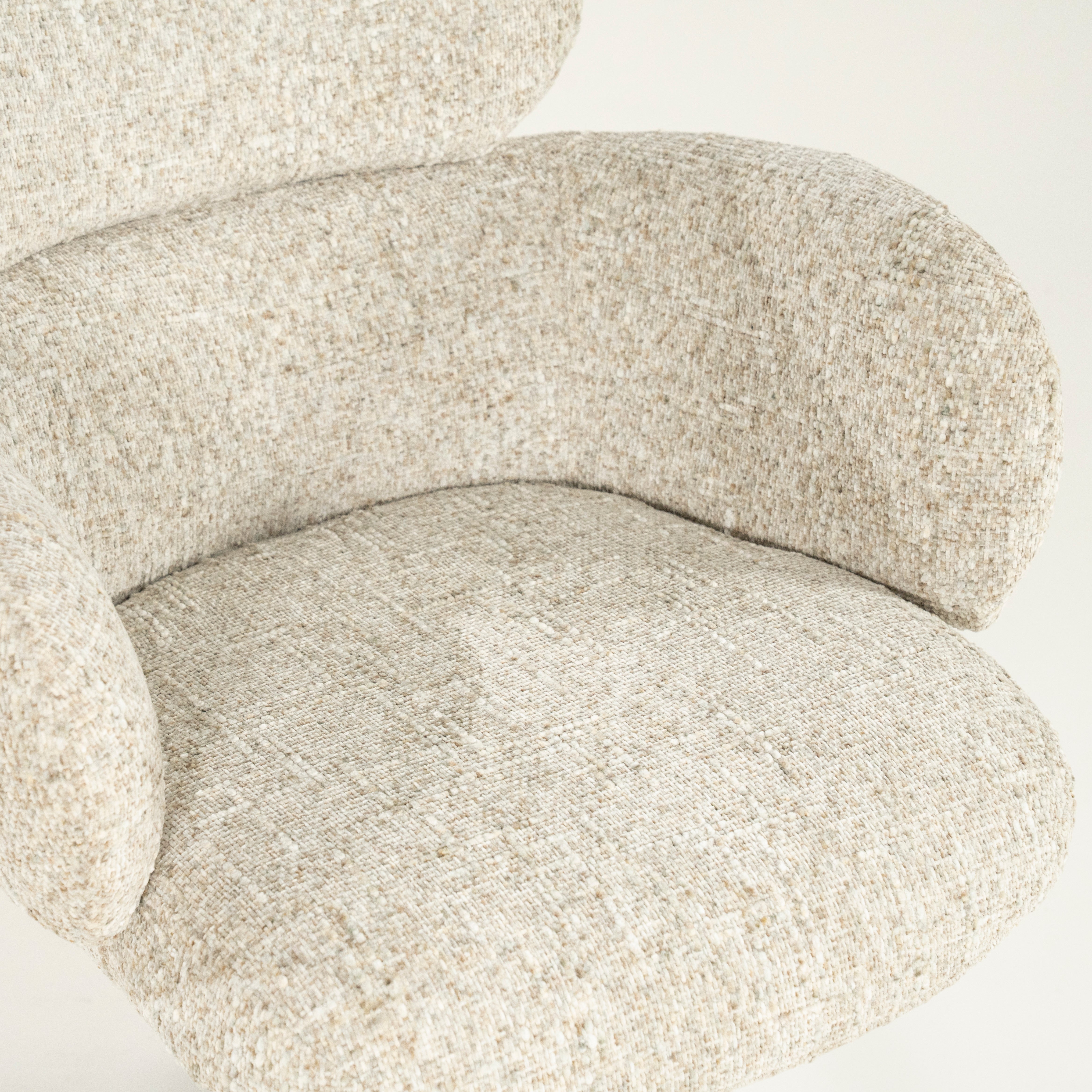 Draaistoel DARCIO beige met een donkerbruine basis