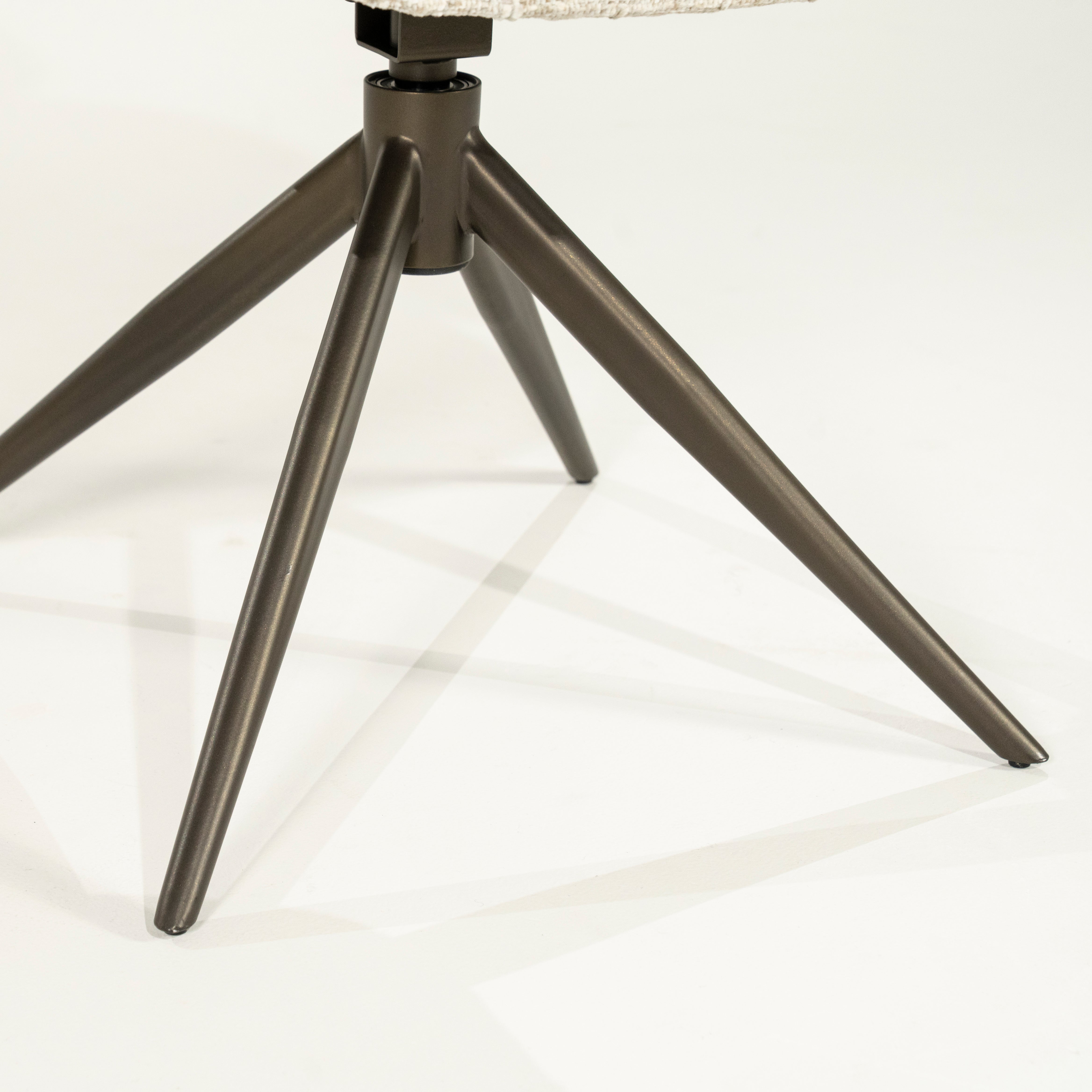 Draaistoel DARCIO beige met een donkerbruine basis