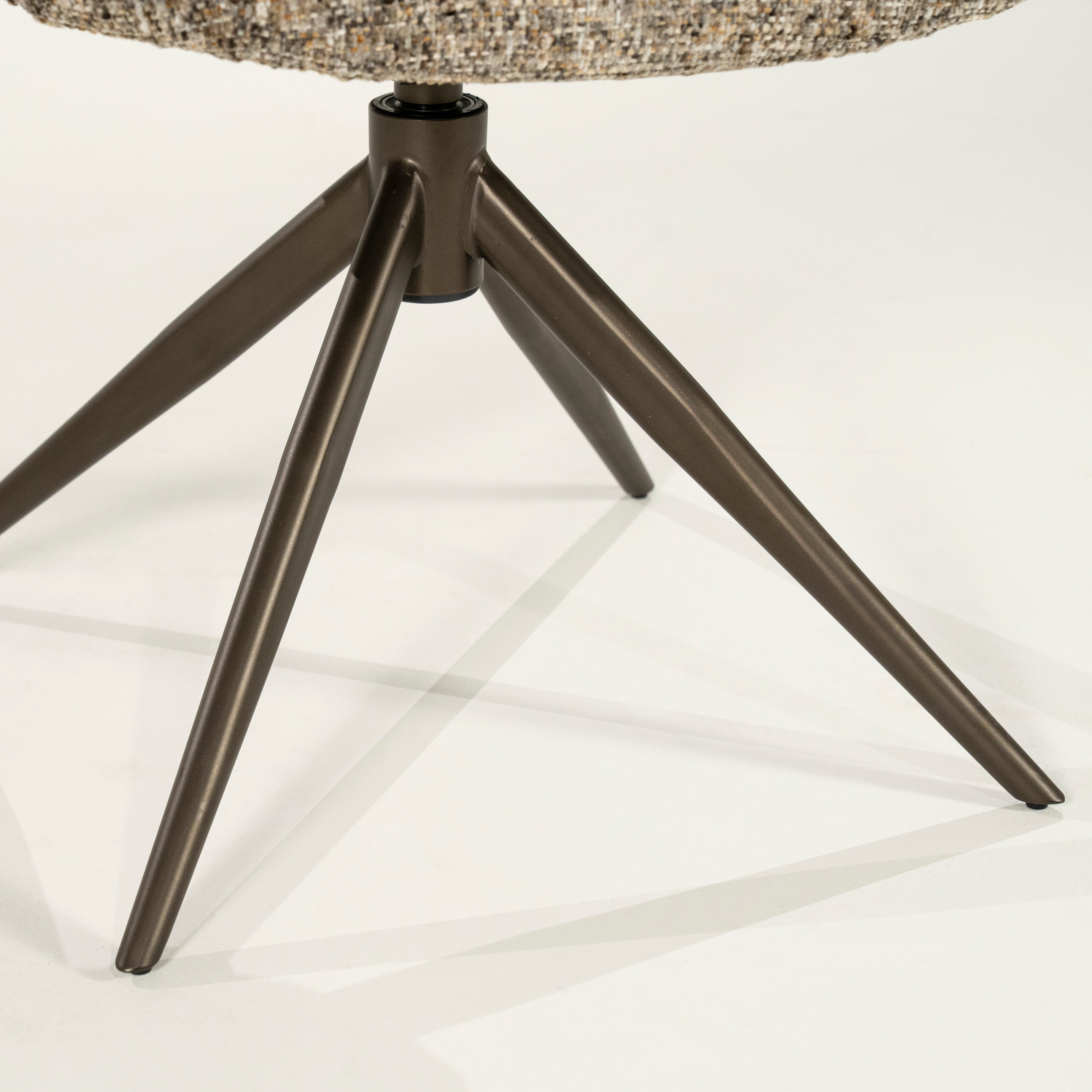 Draaistoel DARCIO grijs-bruin gemêleerd met een donkerbruine basis