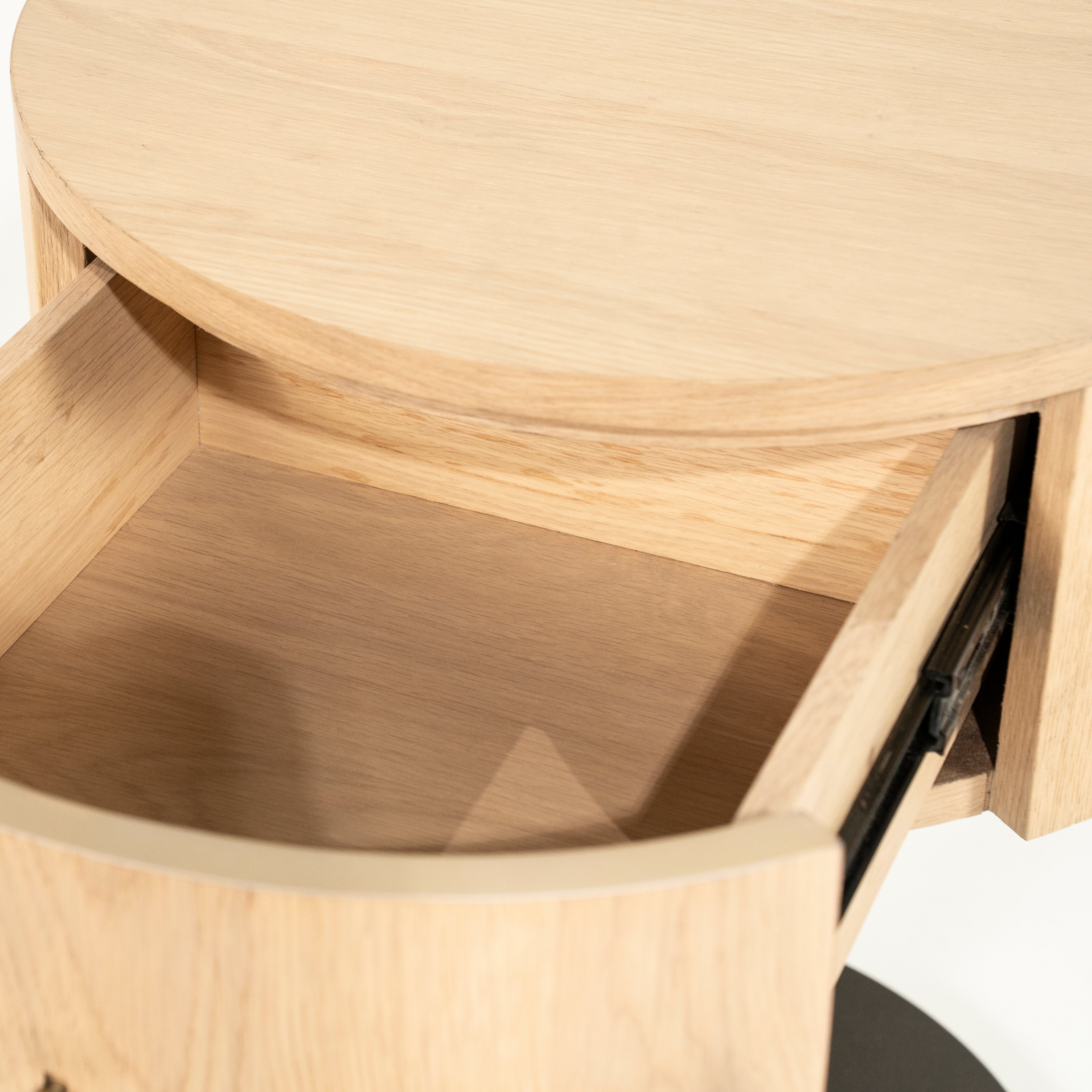 Nachtkastje SKYE van eikenhout met metalen basis