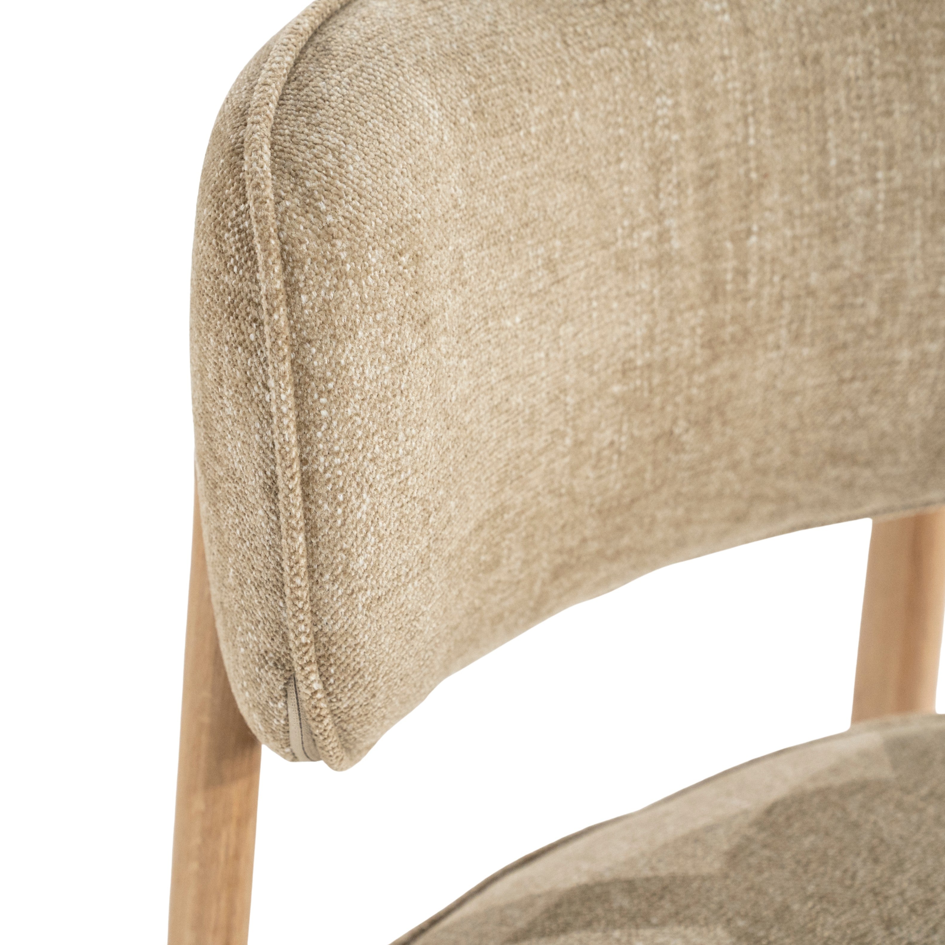 Beige RUNE stoel met een lichte eiken basis
