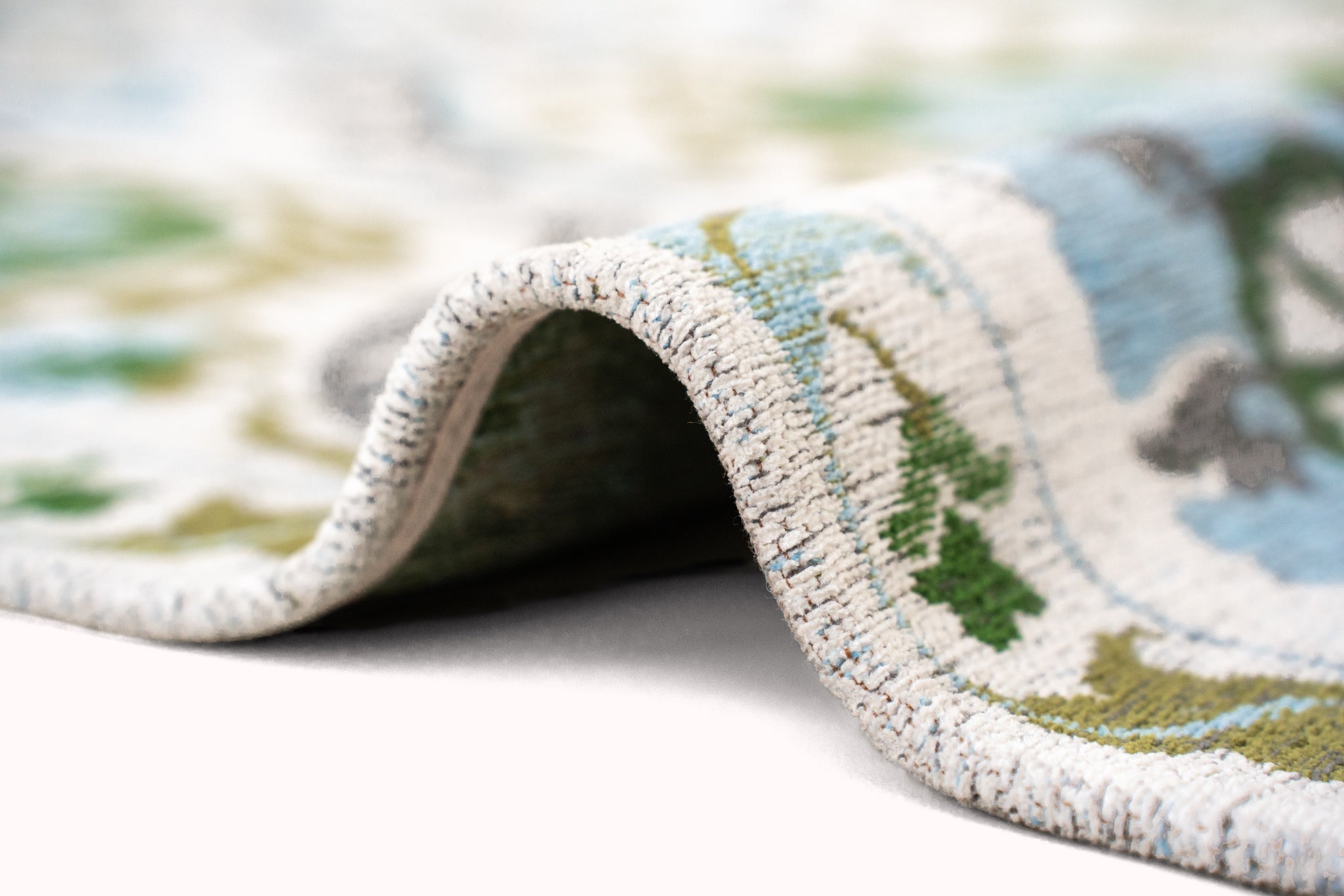 Vloerkleed SUZANI SLAVIA gebroken wit met groen en blauw