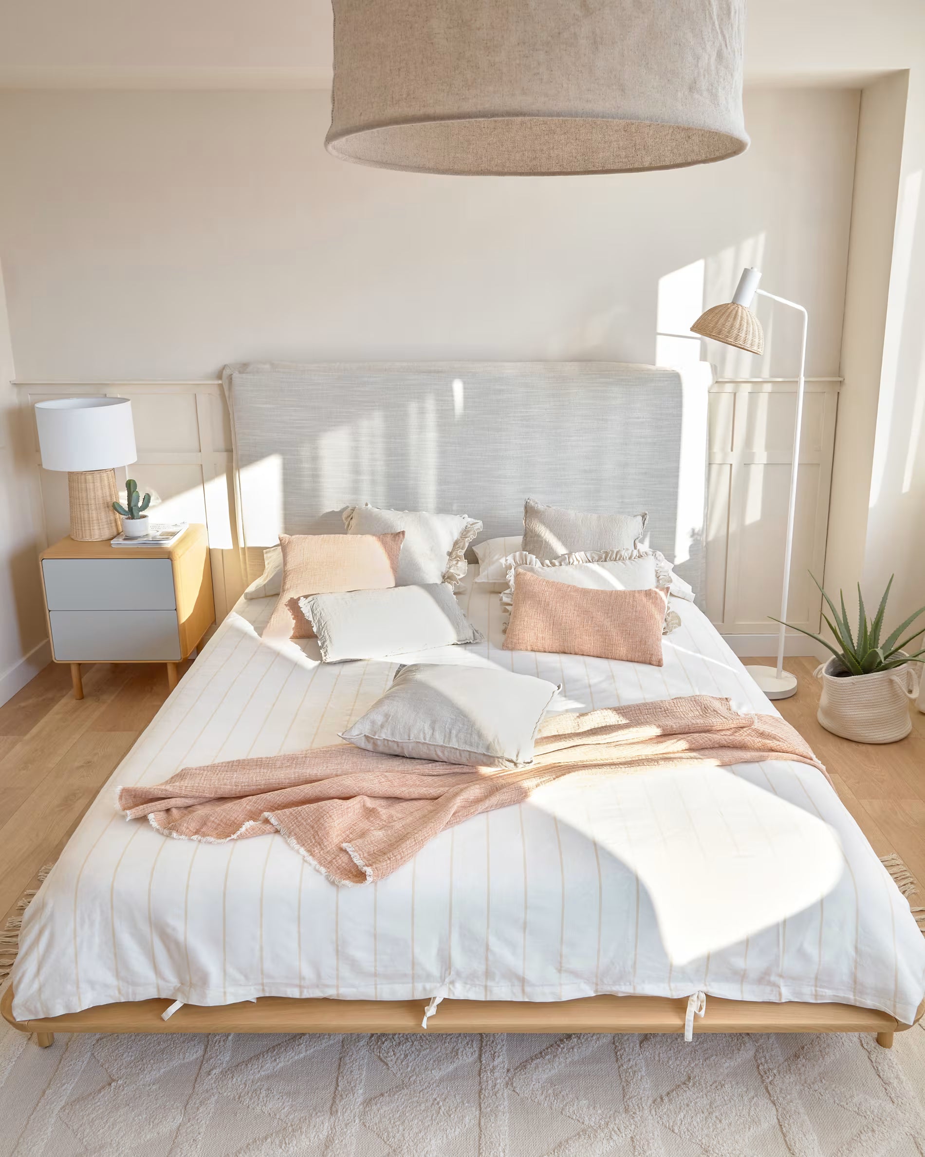 Nachtkastje ANIELLE lichtgrijs met hout