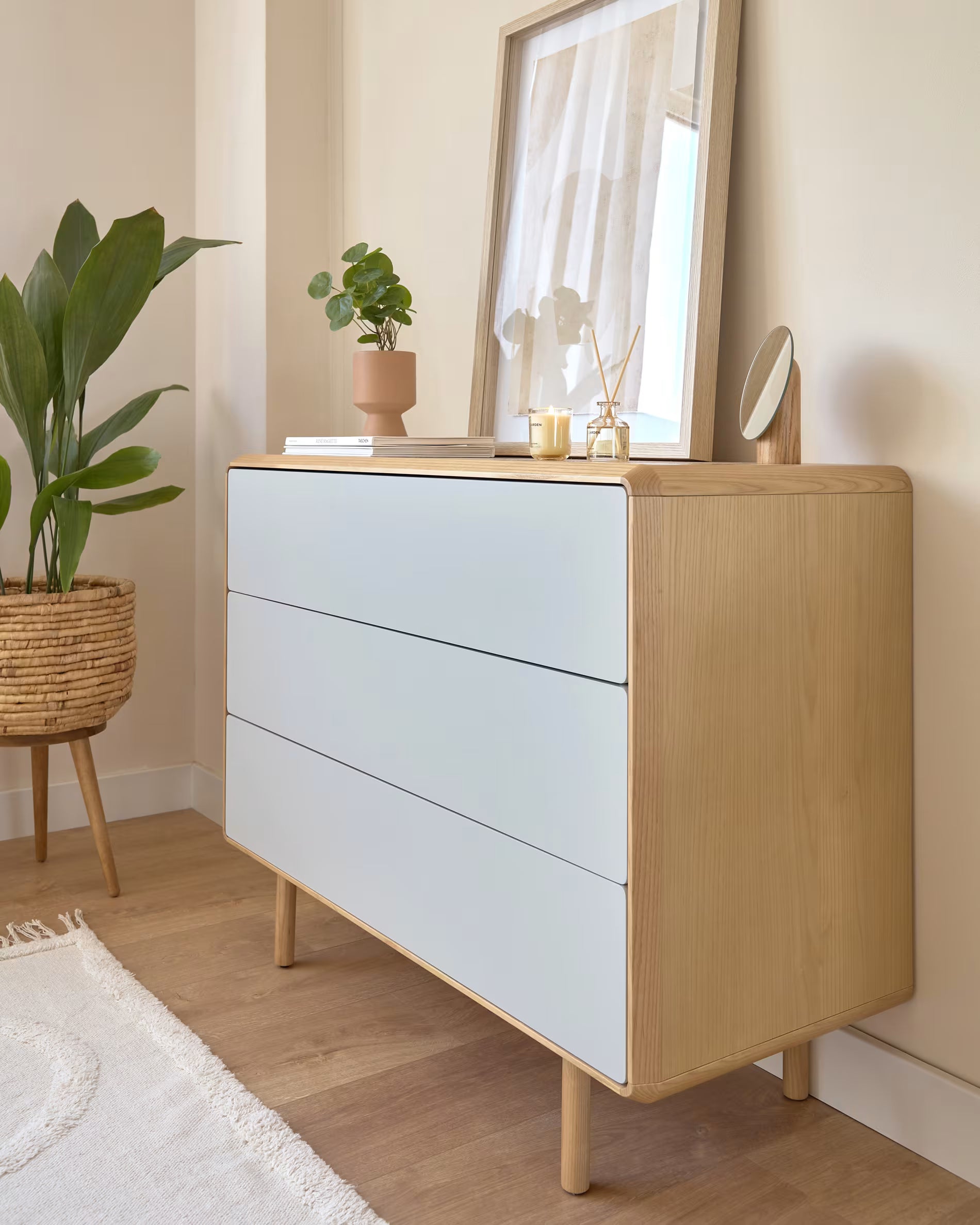 Ladekast ANIELLE lichtgrijs met hout