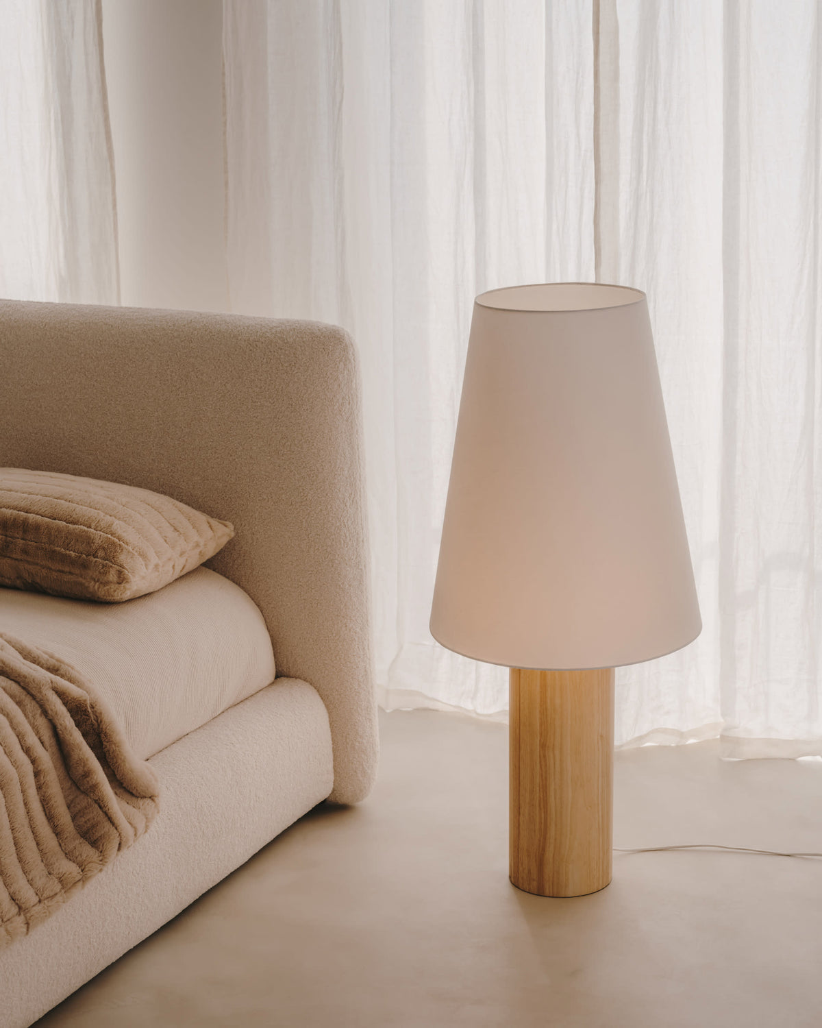 Lampa podłogowa MARGA naturalne lite drewno z białym abażurem – ujęcie 2