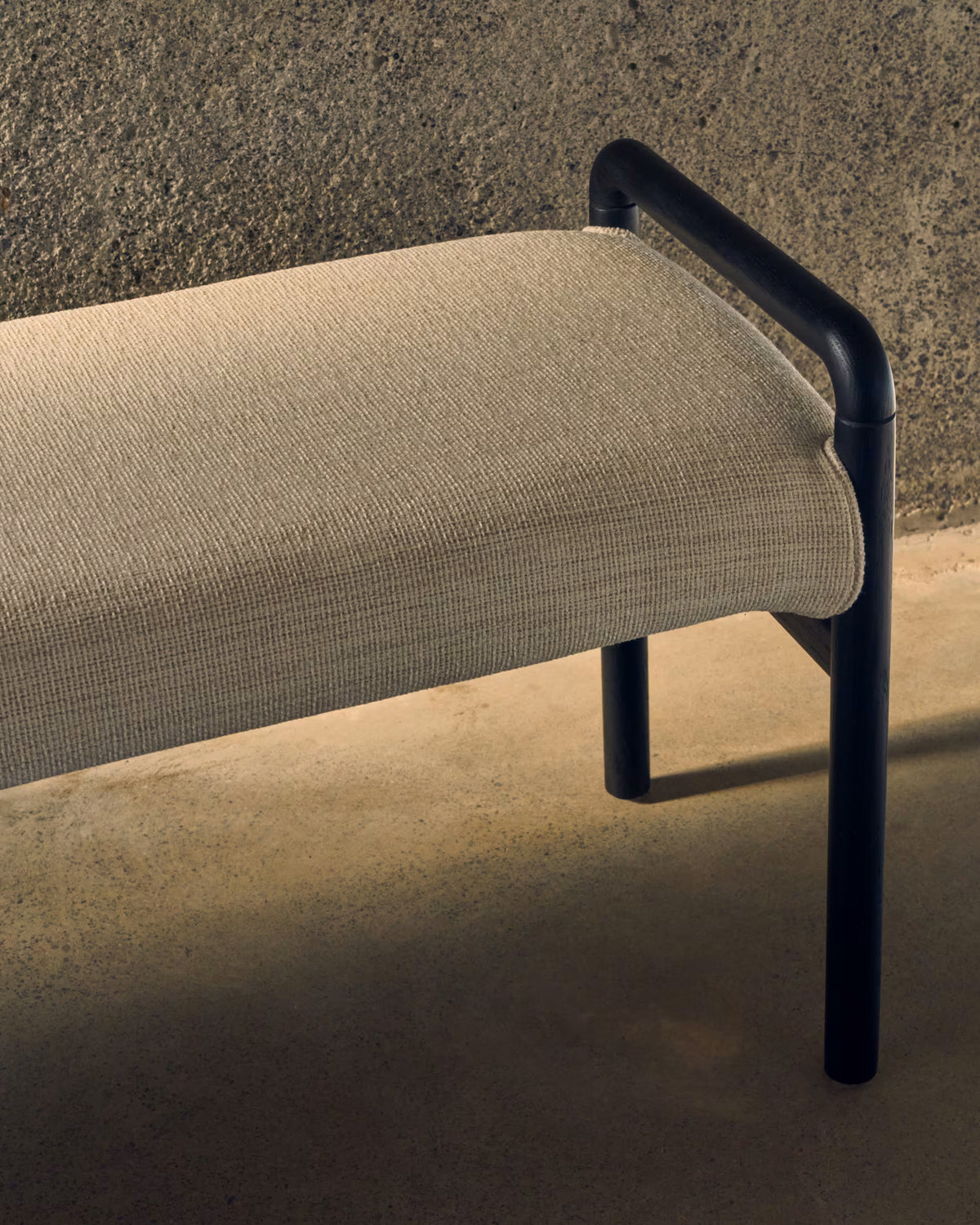 MACARET bank beige chenille met zwarte eiken basis