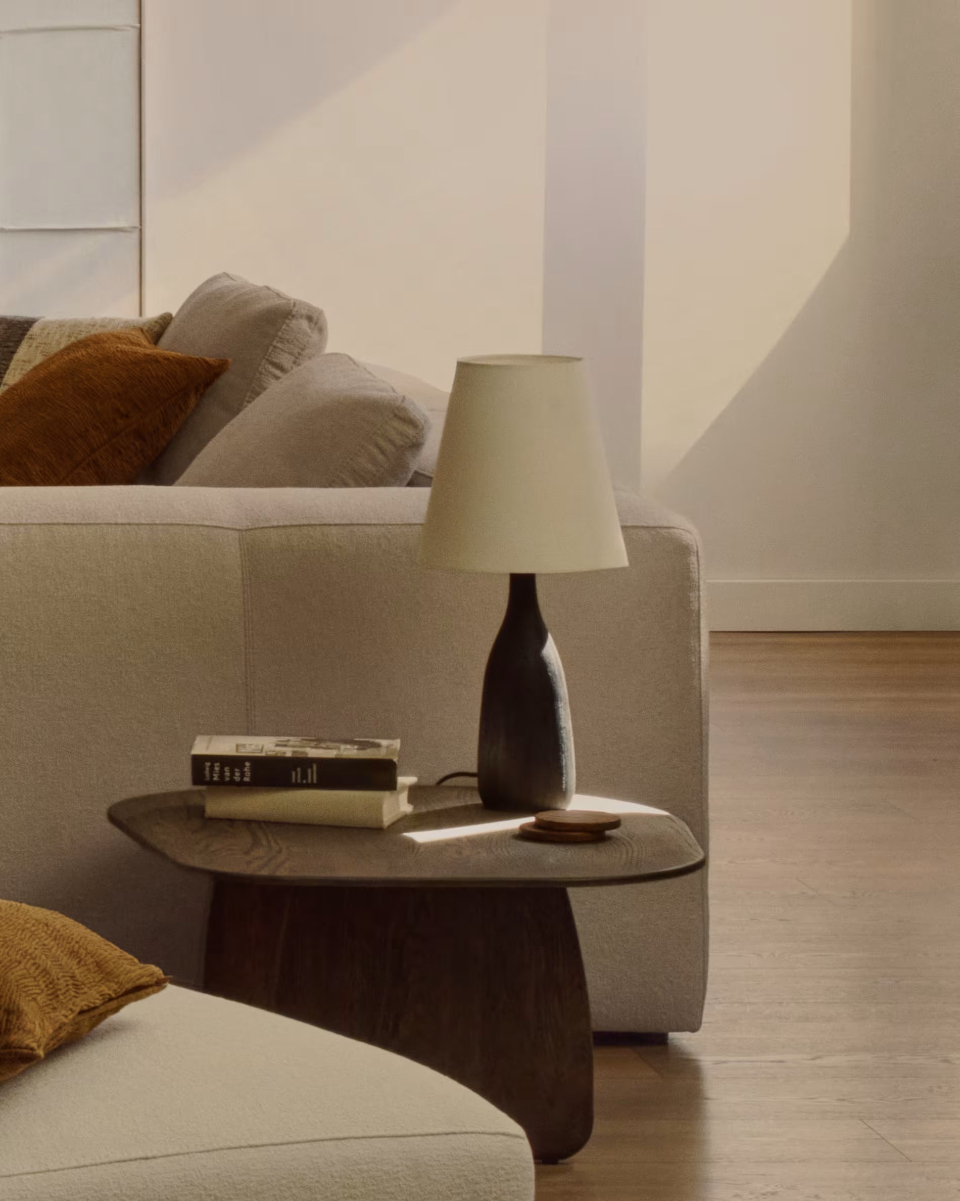 Tafellamp LUVIA crème lampenkap met zwarte voet