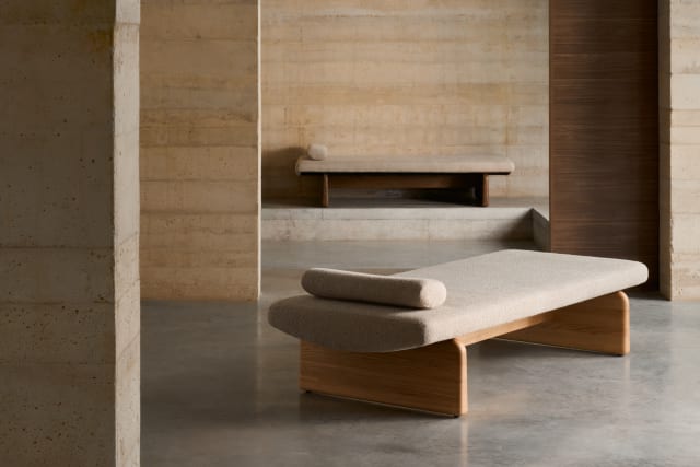 TOPAZ Beige Chenille-Tagesbett mit Untergestell aus dunkler Esche