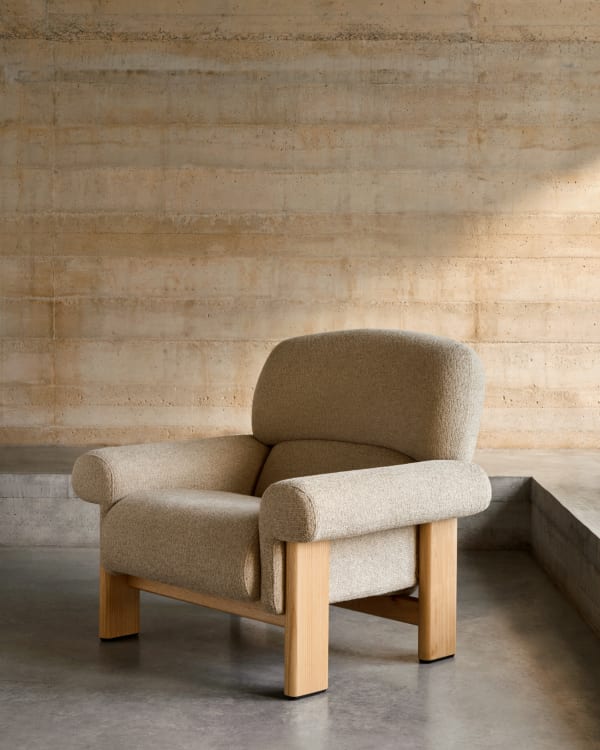 Beige szenil fauteuil NEMA met essen basis