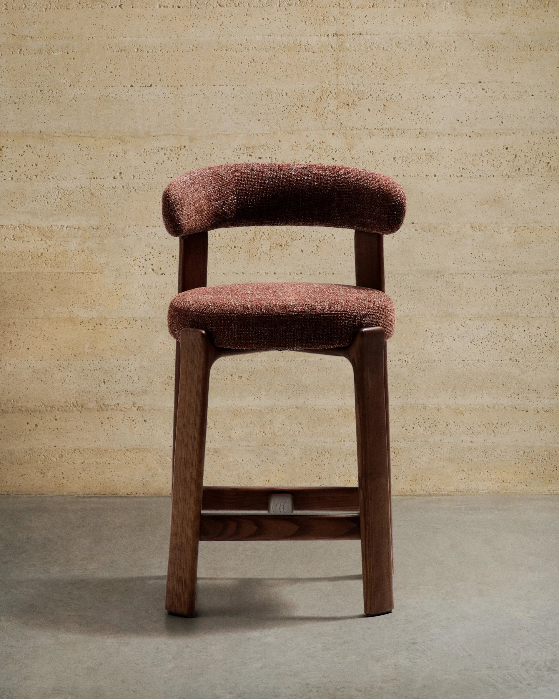 Hocker GRANITE bruin chenille met een donkere essen basis