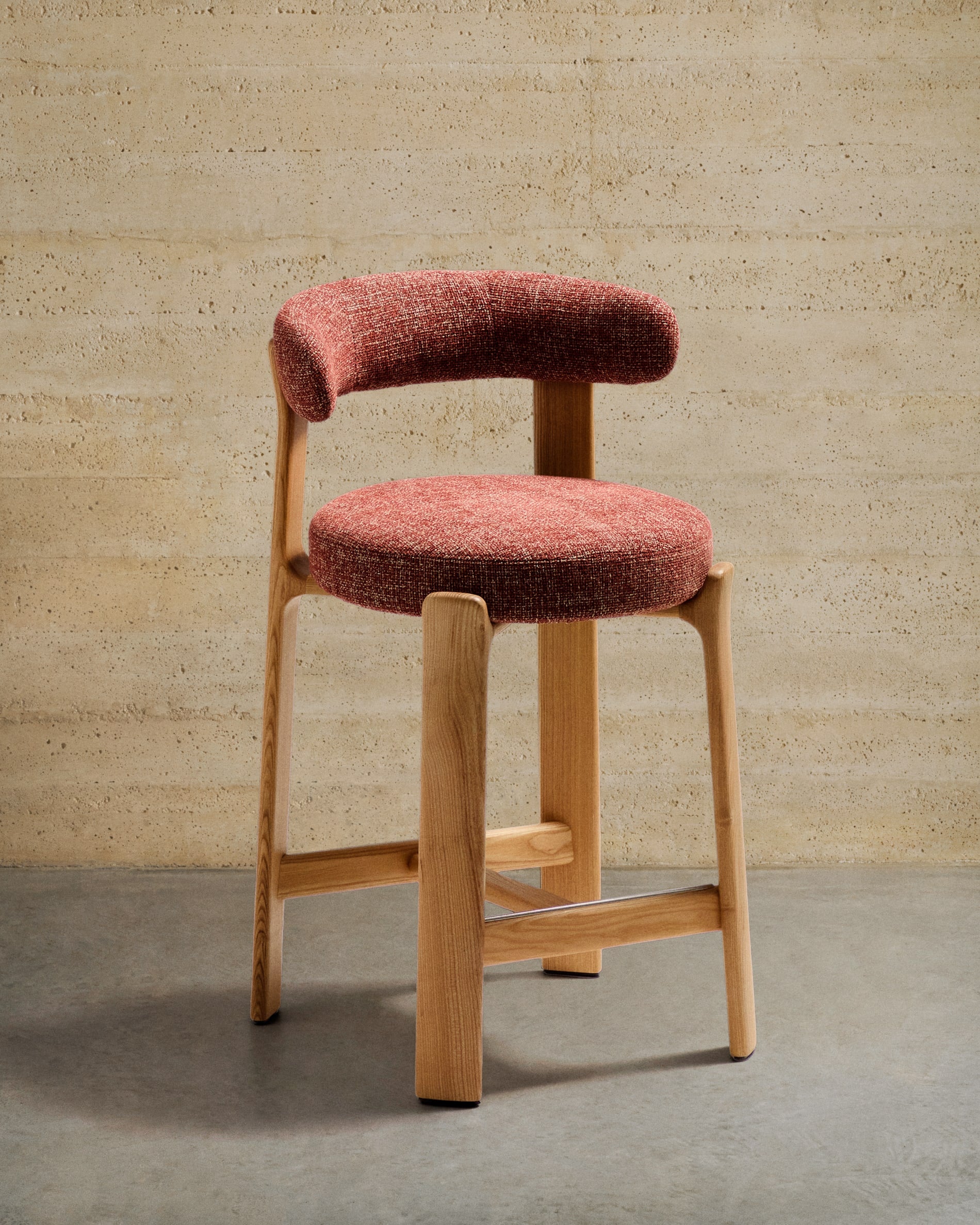 Hocker GRANITE rode chenille met een essen basis